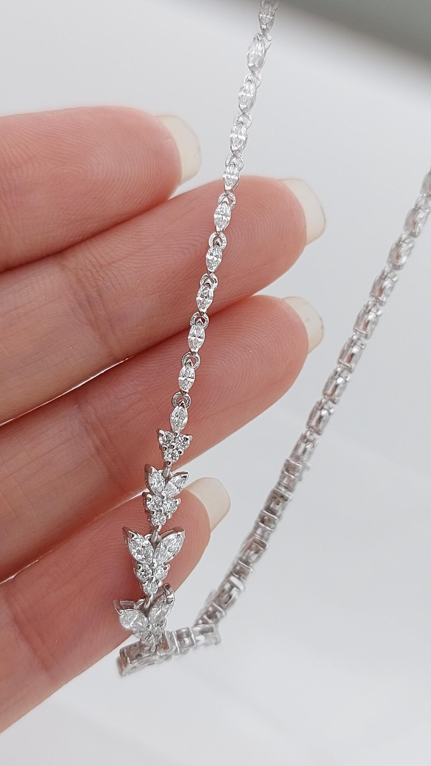 18K Massivgold-Halskette für die Hochzeit mit Cluster, echte Diamant-Marquise-Halskette, Diamantketten-Halskette als Jubiläumsgeschenk. Moissanite engagement ring in Gold or Platinum — custom handcrafted by Forever For Love