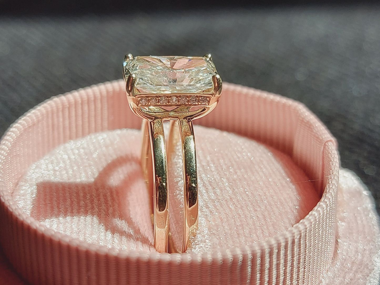 2,6 Karat IGI-zertifizierter Solitär-Verlobungsring mit Radiant-Schliff aus dem Labor Radiant cut Moissanite engagement ring in 935 Argentium Silber — custom handcrafted by Forever For Love