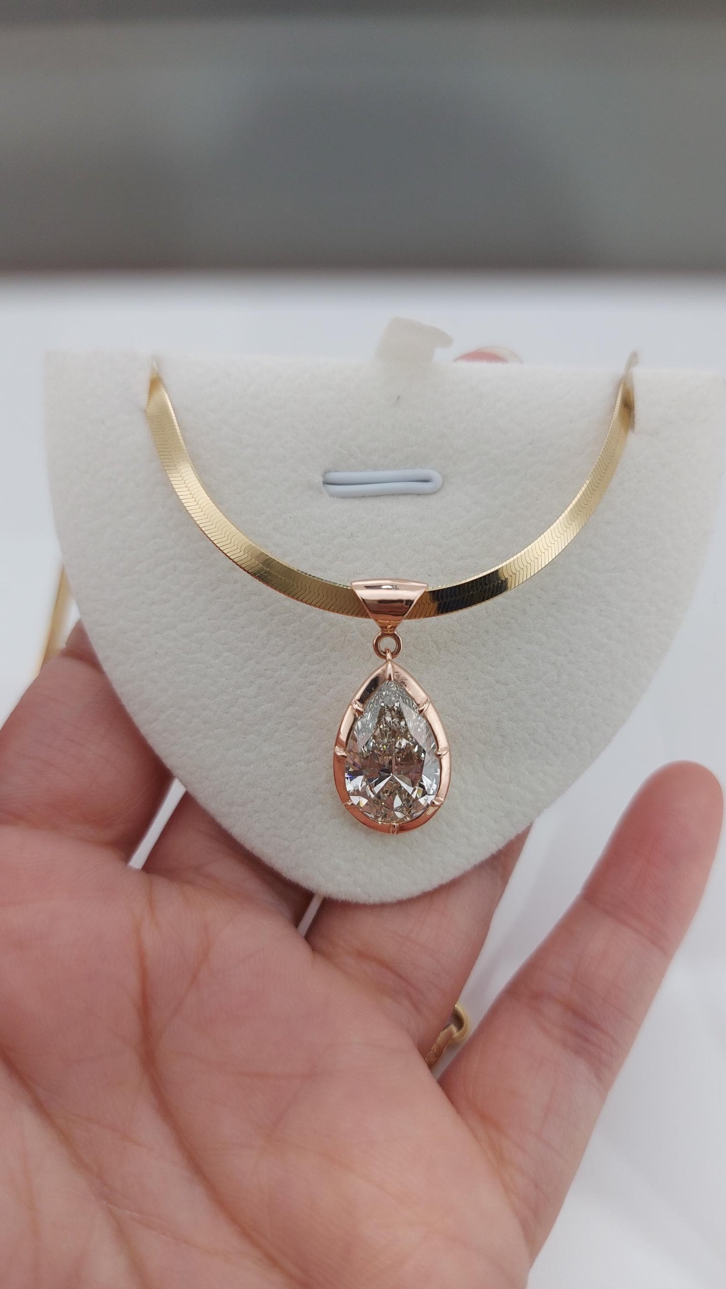 Birnenförmiger Diamant-Solitär-Floating-Anhänger mit 45 cm Kette, IGI-zertifiziert, 6 Karat, F-Farbe, VS1 Reinheit, 14 Karat Gelbgold, im Labor gezüchteter Diamant Moissanite engagement ring in Gold or Platinum — custom handcrafted by Forever For Love