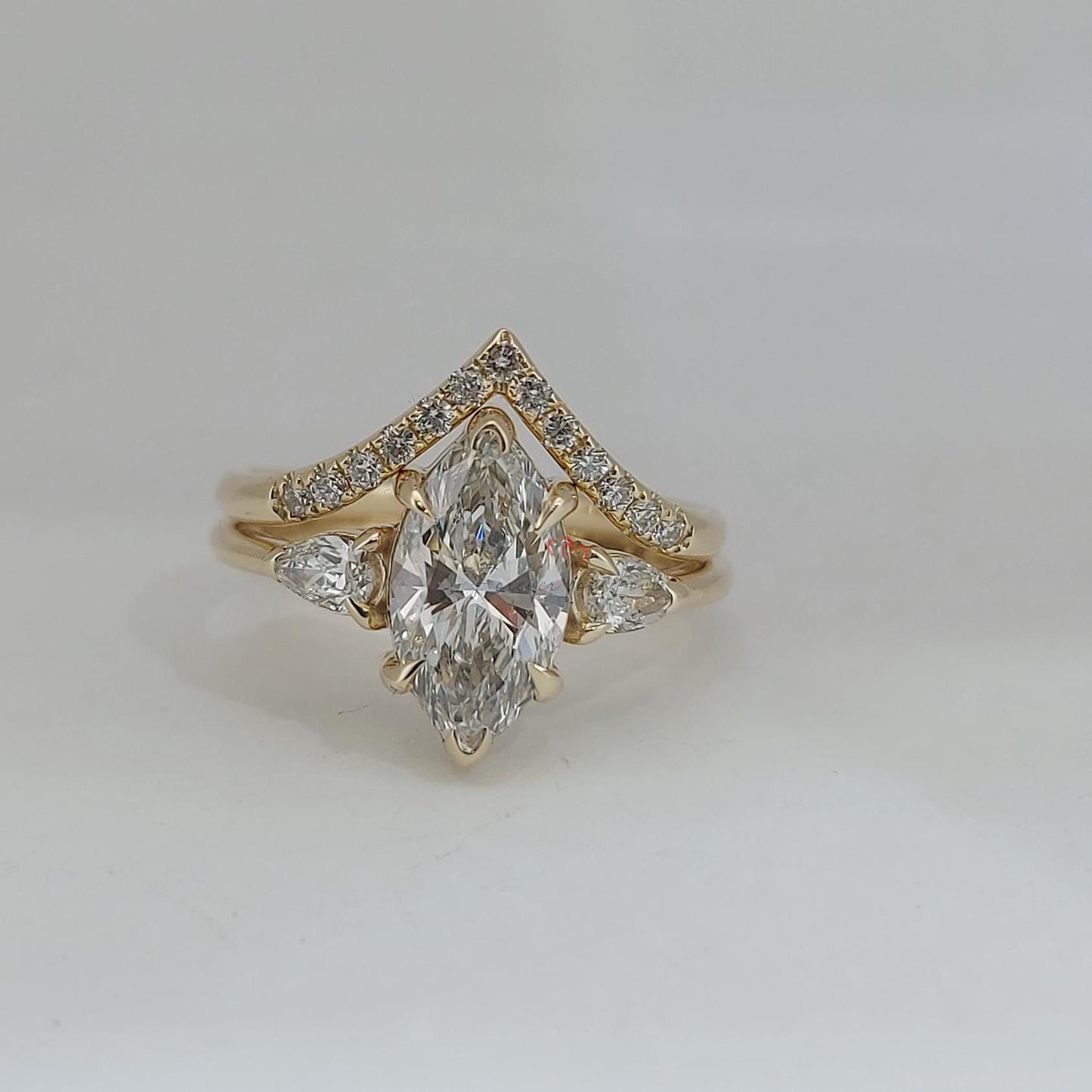 Verlobungsring-Set mit Diamanten im Marquise-Schliff (1,5 Karat), Vintage Diamant-Stapelring, Diamantring, 14K/18K Gelbgold, zartes Braut-Set. Marquise cut Moissanite engagement ring in 935er Argentium Silber — custom handcrafted by Forever For Love