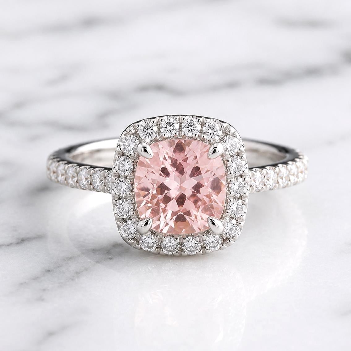 1,25 Karat rosafarbener Morganit-Verlobungsring aus 14 Karat Weißgold mit Diamanten für Damen, Hochzeit, Halo, Art Déco, Jahrestagsgeschenk für sie. Round cut Moissanite engagement ring in Gold or Platinum — custom handcrafted by Forever For Love