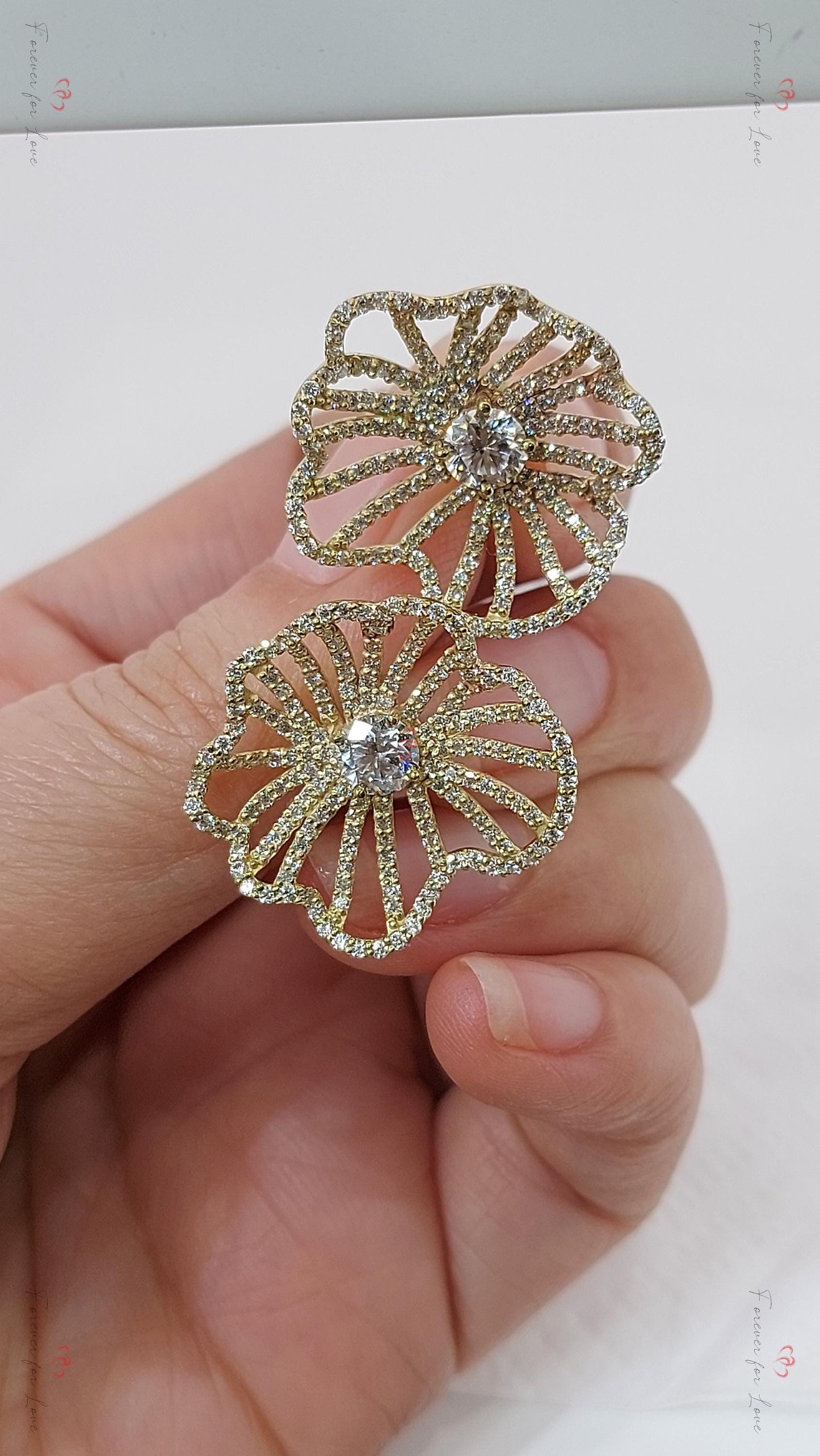 Ohrstecker aus 14 Karat Roségold mit Spinnen und Diamanten: Von der Natur inspirierter Schmuck Moissanite engagement ring in Gold or Platinum — custom handcrafted by Forever For Love