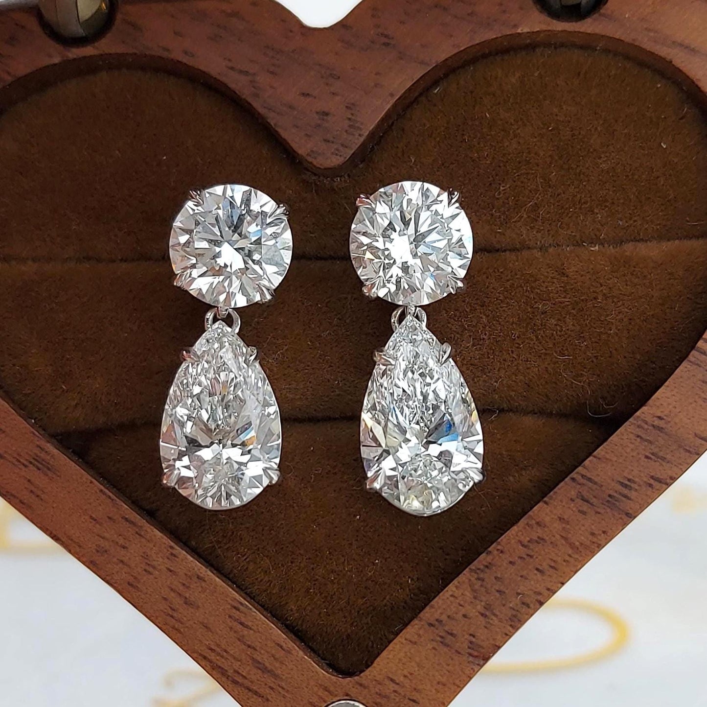 6 Karat Gesamtgewicht, Farbe E, Reinheit VVS2, IGI-zertifizierte Lab-Grown Diamant-Ohrringe mit Rund- und Tropfenschliff, 14 Karat Weißgold, perfektes Geschenk für sie. Moissanite engagement ring in Gold or Platinum — custom handcrafted by Forever For Love
