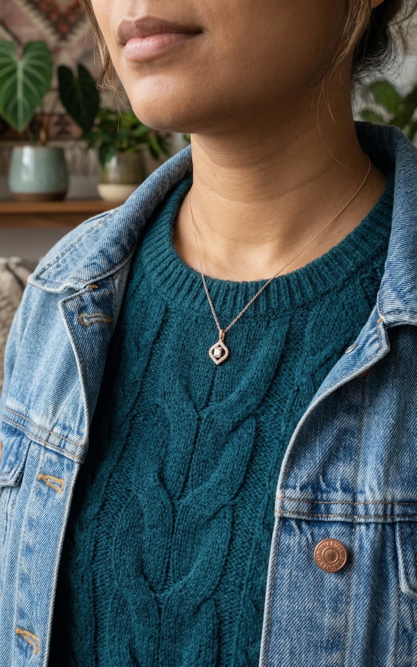 Halskette mit Smaragd und runden Diamanten, 14 Karat Roségold, zierlicher minimalistischer Anhänger, Damen-Halskette mit Labordiamant, besonderes Geschenk für sie. Moissanite engagement ring in Gold or Platinum — custom handcrafted by Forever For Love