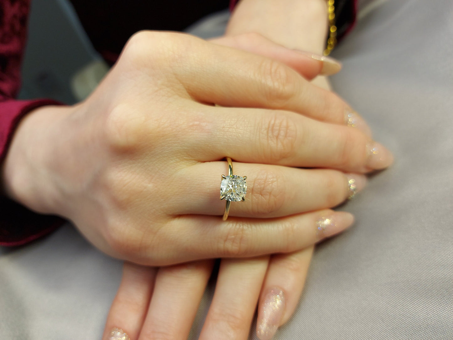 3 Karat kissenförmiges Moissanit Eternity-Band Cushion cut Moissanite engagement ring in 935er Argentium Silber — custom handcrafted by Forever For Love