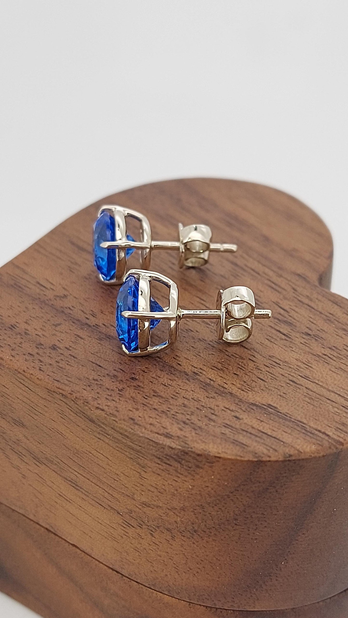 Puces d'oreilles en spinelle de cobalt de laboratoire de 4 carats : Or blanc 14 carats Moissanite engagement ring in Gold or Platinum — custom handcrafted by Forever For Love