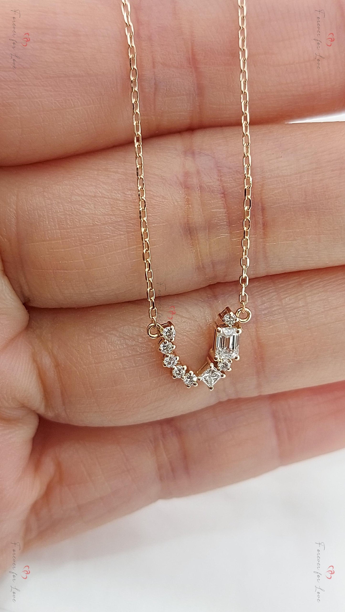Collier fer à cheval porte-bonheur, cadeau pour les amoureux des chevaux | Pendentif délicat en or ou en argent | Breloque personnalisée porte-bonheur | Cadeau de remise de diplôme ou d'anniversaire Moissanite engagement ring in Gold or Platinum — custom handcrafted by Forever For Love
