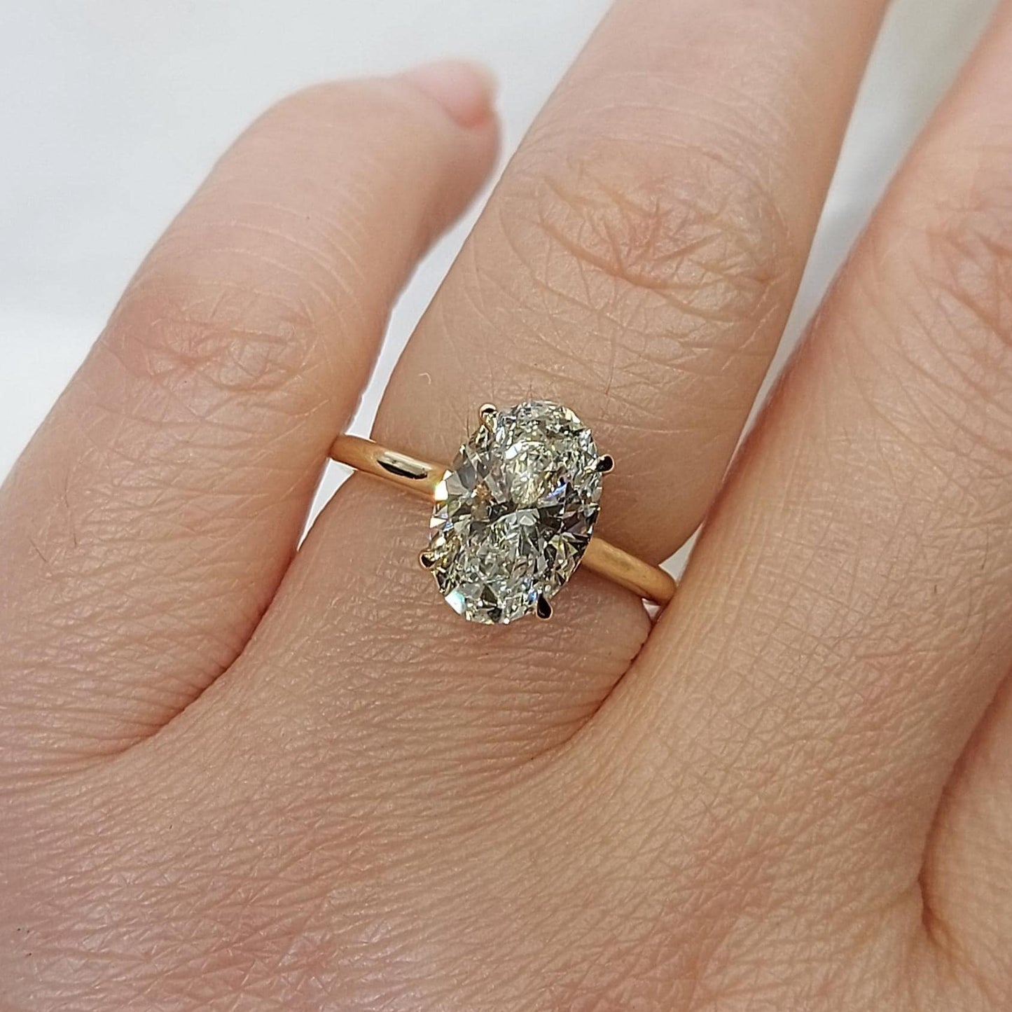 Bague de fiançailles ovale en diamant de laboratoire : Solitaire 1 carat D VVS2, or blanc 14 carats Oval cut 1Ct Moissanite taille brillant engagement ring in Gold or Platinum — custom handcrafted by Forever For Love