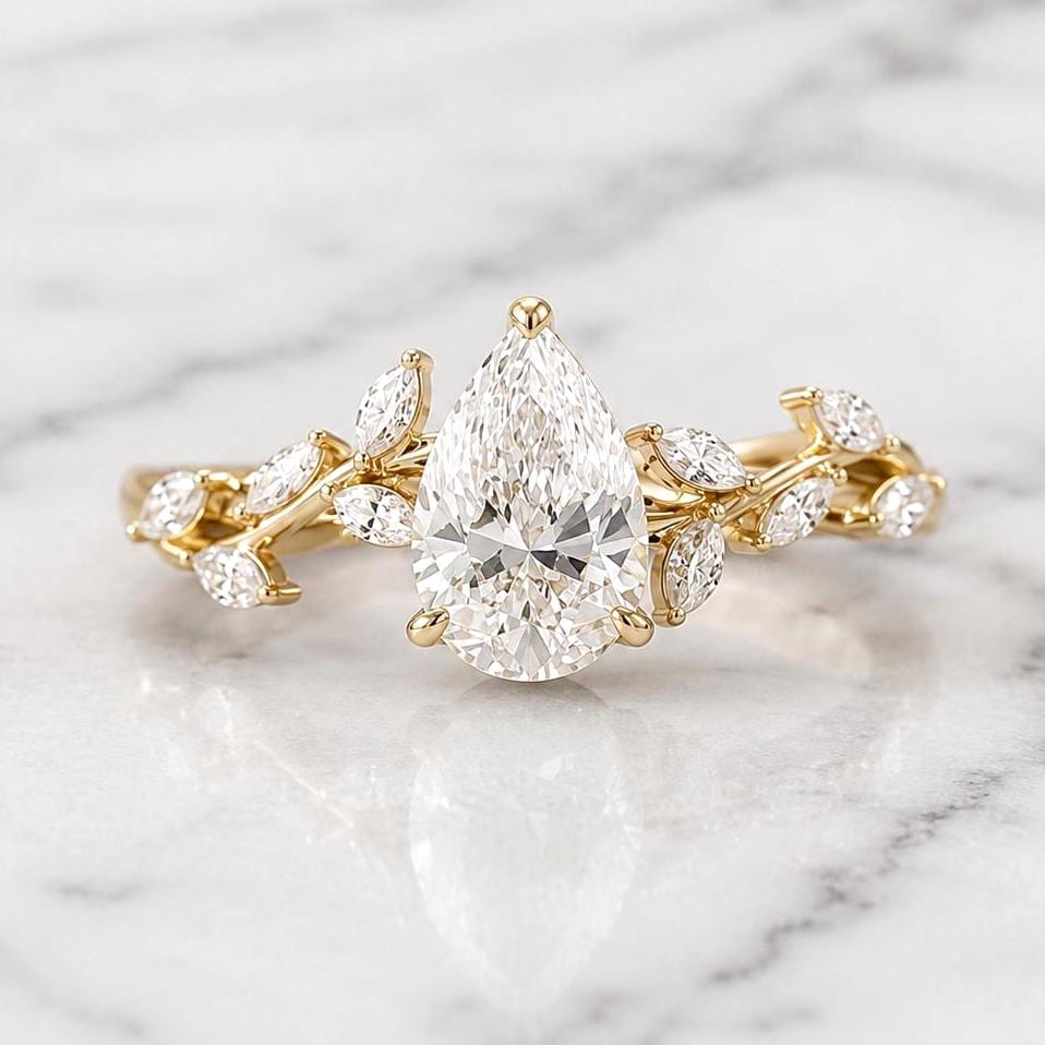 14k Massivgold Verlobungsring mit birnenförmigem Diamant, von der Natur inspirierter Ring mit im Labor gezüchtetem Diamant für Damen, handgefertigtes Jubiläumsgeschenk für sie Pear cut Moissanite engagement ring in 935 Argentium Silber — custom handcrafted by Forever For Love