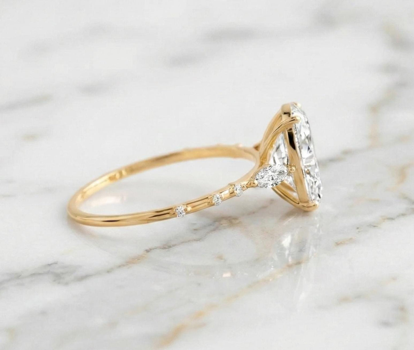 3,5 Karat IGI-zertifizierter ovaler Labordiamant-Solitärring mit Birnenakzenten Oval cut Moissanite engagement ring in 935 Argentium Silber — custom handcrafted by Forever For Love