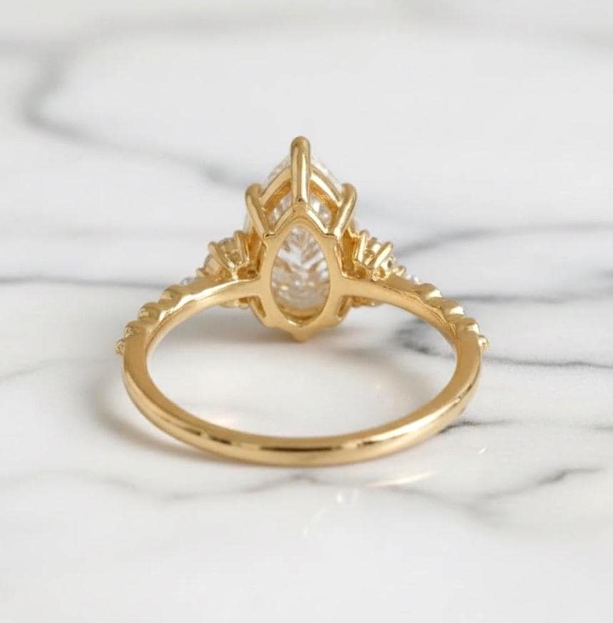 3 Karat IGI zertifizierter, birnenförmiger Labor-Diamant-Verlobungsring mit Wirbelband Pear cut Moissanite engagement ring in 935er Argentium Silber — custom handcrafted by Forever For Love