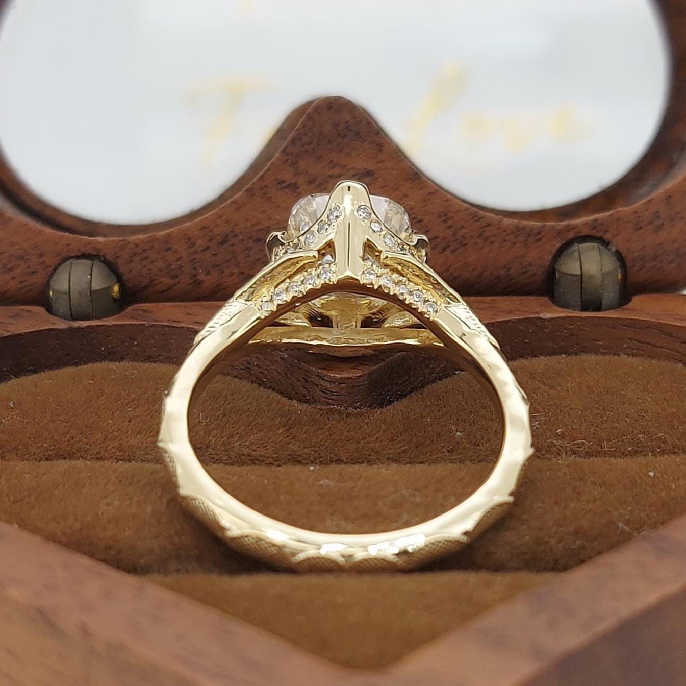 Bague de fiançailles avec diamant de laboratoire taille coussin certifié IGI Cushion cut 1Ct Moissanite taille brillant engagement ring in Gold or Platinum — custom handcrafted by Forever For Love