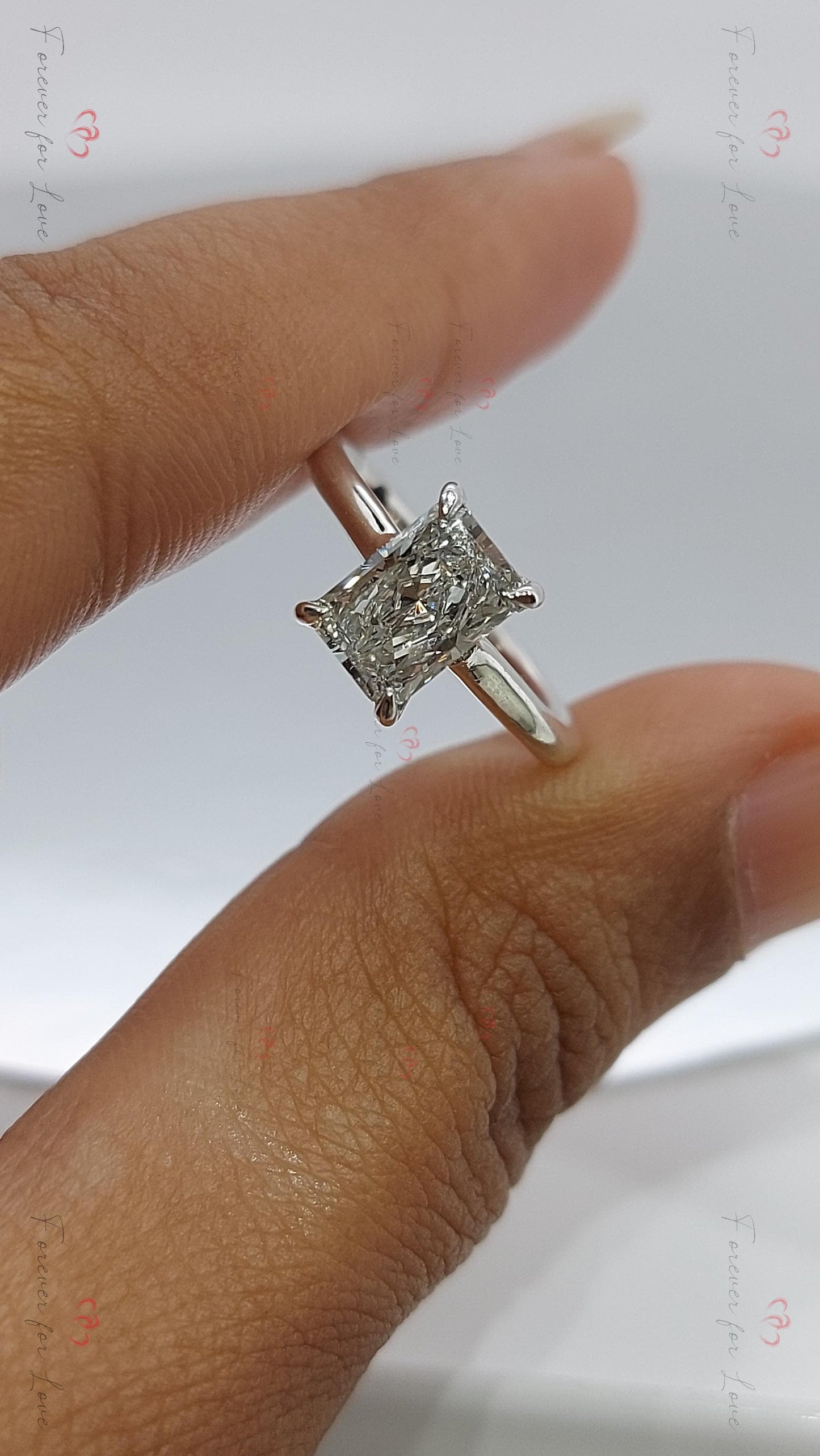 1,5 Karat IGI-zertifizierter Radiant Labordiamant Hidden Halo Verlobungsring Radiant cut Moissanite engagement ring in 935 Argentium Silber — custom handcrafted by Forever For Love