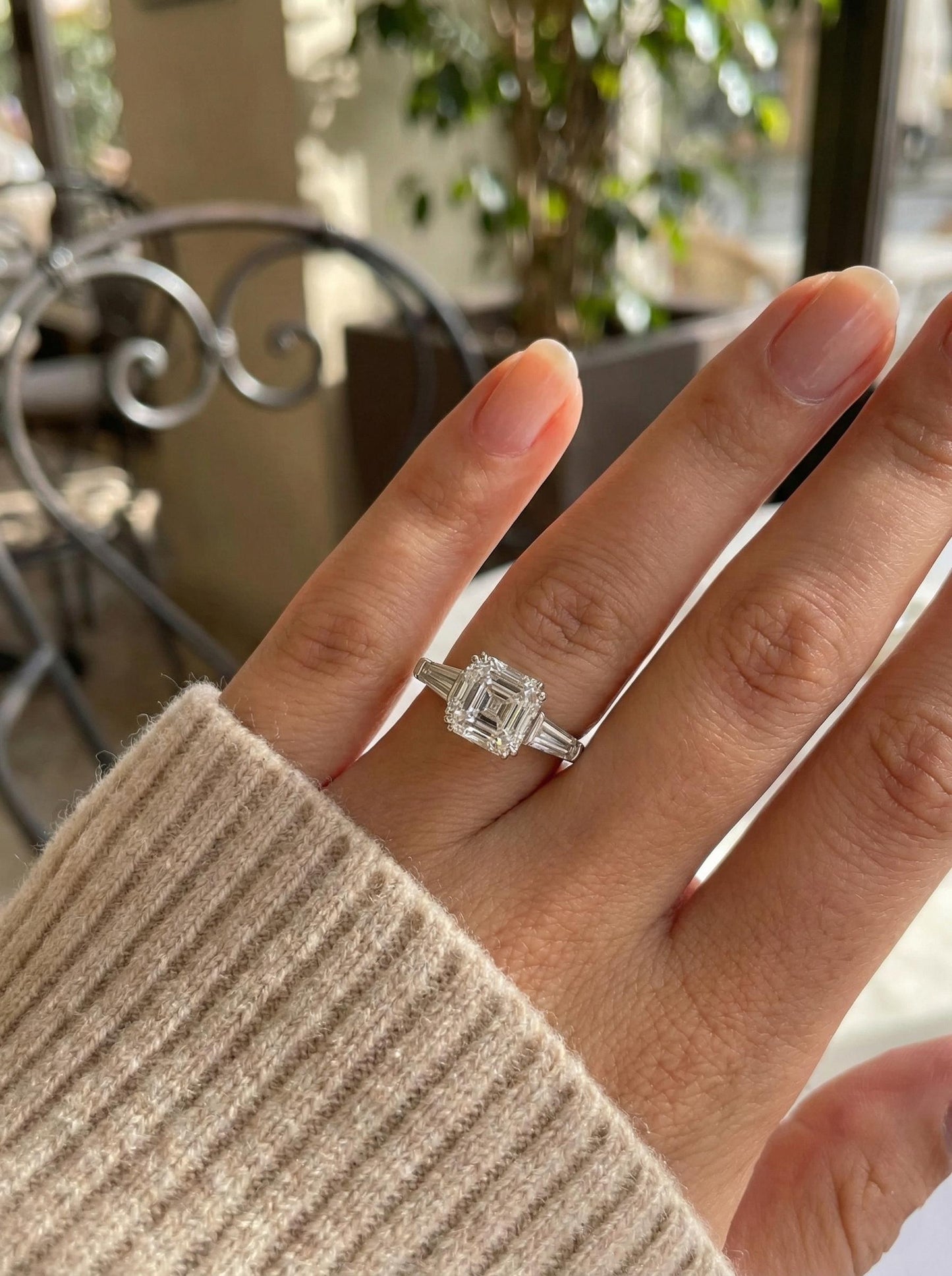 3,5 Karat D Farbe VVS2 Reinheit IGI ZERTIFIZIERTER Asscher-Schliff Drei-Stein Lab Grown Diamant Verlobungsring, seitliche Baguettes 14k Weißgold Asscher cut Moissanite engagement ring in Gold or Platinum — custom handcrafted by Forever For Love