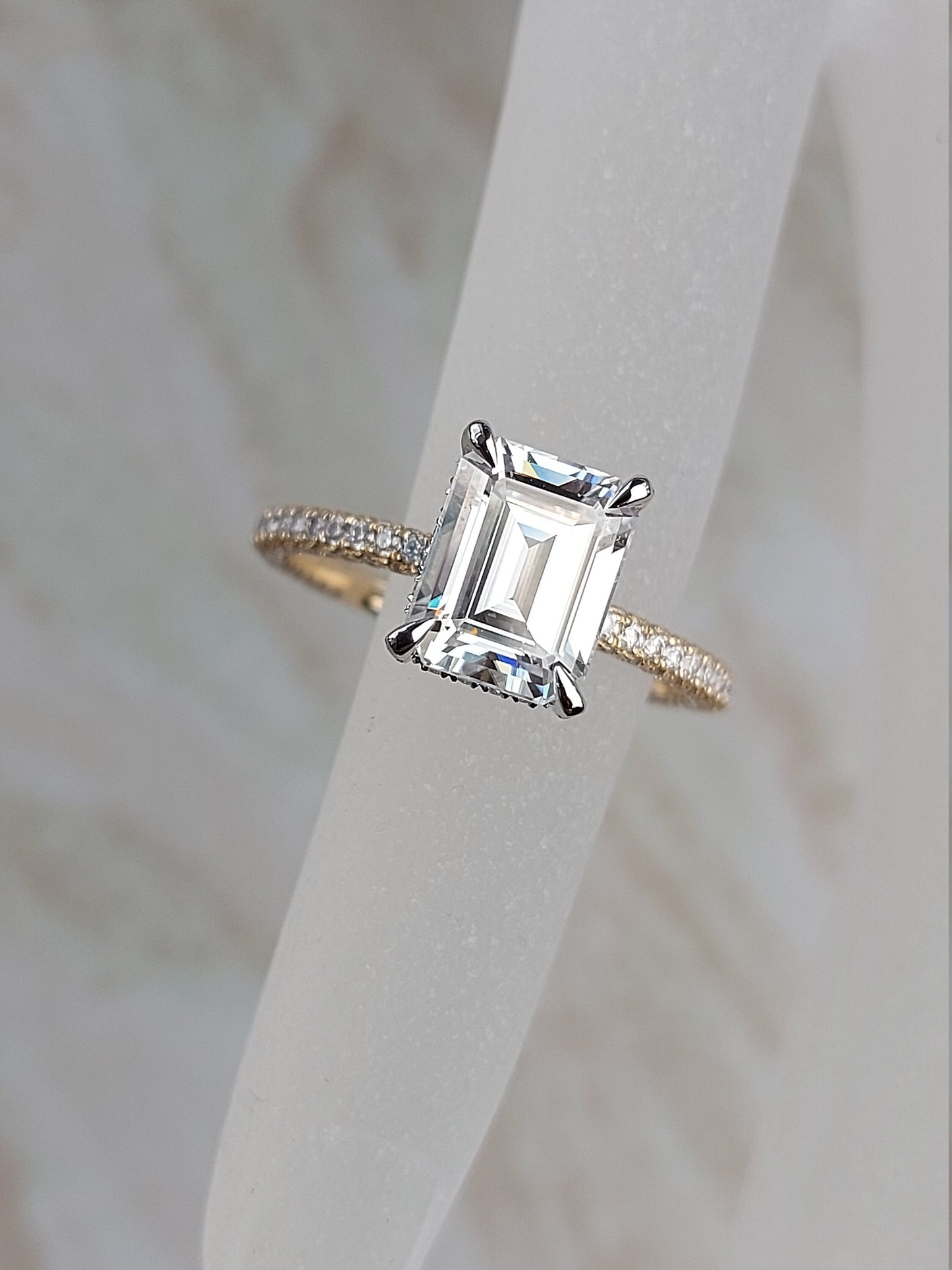 3 Karat/9*7mm smaragdgeschliffener zweifarbiger Verlobungsring, smaragdgeschliffener Moissanit-Verlobungsring, smaragdgeschliffener Solitärring. Emerald cut Moissanite engagement ring in 935 Argentium Silber — custom handcrafted by Forever For Love