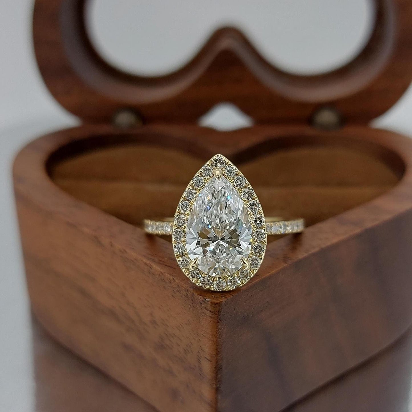 Bague de fiançailles auréole avec diamant de laboratoire en forme de poire, certifié IGI, de 2,5 carats Pear cut 1Ct Moissanite taille brillant engagement ring in Gold or Platinum — custom handcrafted by Forever For Love