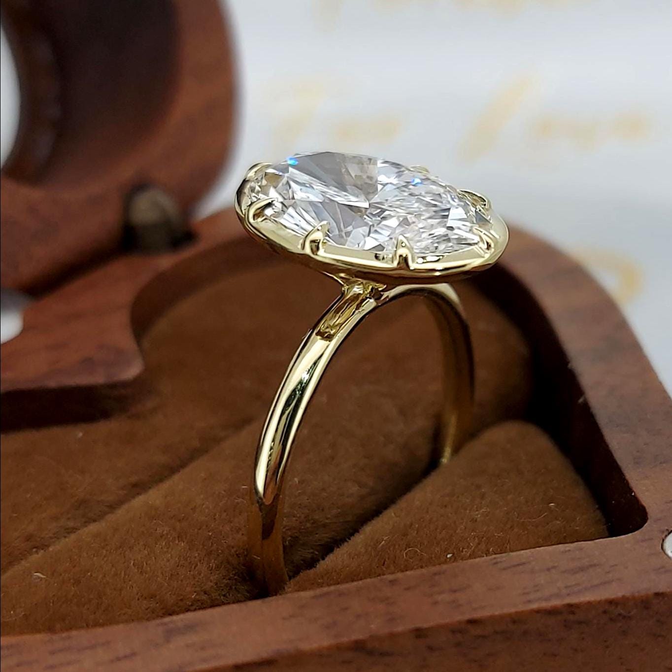 Bague de fiançailles solitaire ovale en diamant de laboratoire certifié IGI de 3,5 carats Oval cut 1Ct Moissanite taille brillant engagement ring in Gold or Platinum — custom handcrafted by Forever For Love