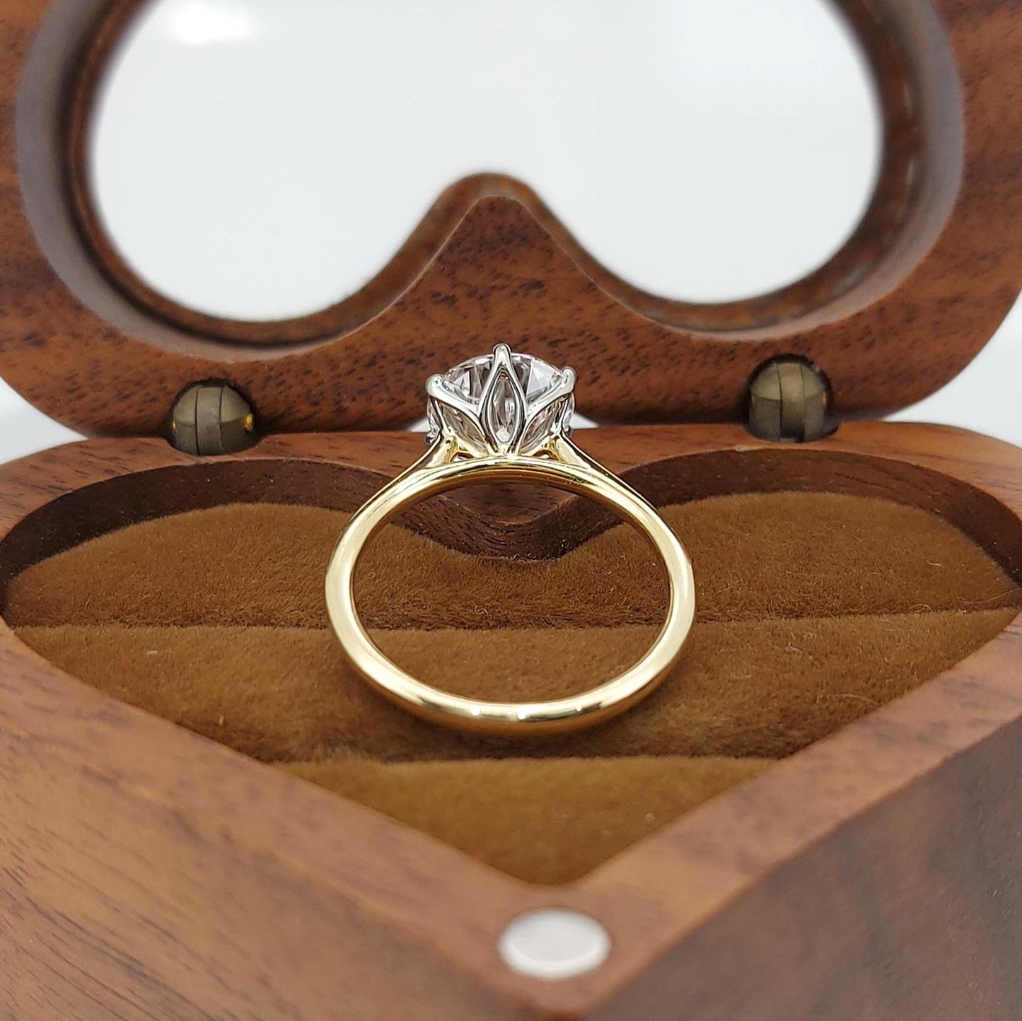 1,5 Karat IGI-zertifizierter runder Diamant-Solitär-Verlobungsring Round cut Moissanite engagement ring in 935er Argentium Silber — custom handcrafted by Forever For Love