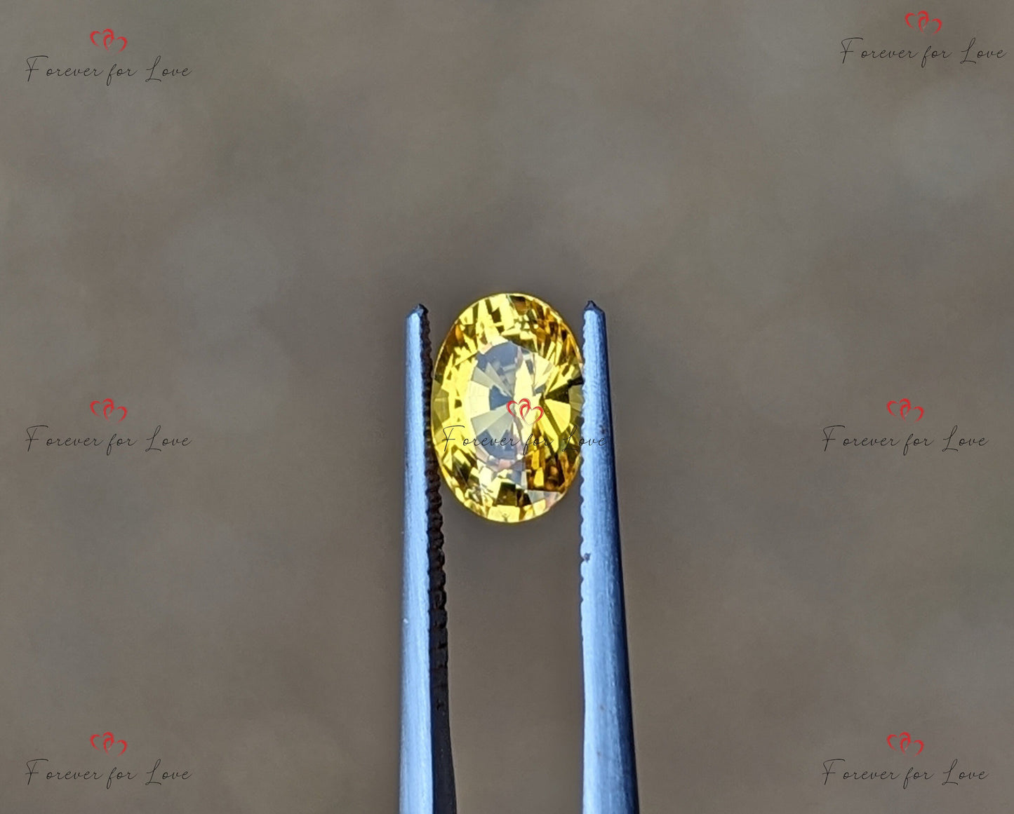 Ein natürlicher, eleganter, wärmebehandelter, aus Ceylon stammender, goldgelber Saphir im Ovalschliff. Dieser Stein wiegt 1,06 Karat. Moissanite engagement ring in Gold or Platinum — custom handcrafted by Forever For Love