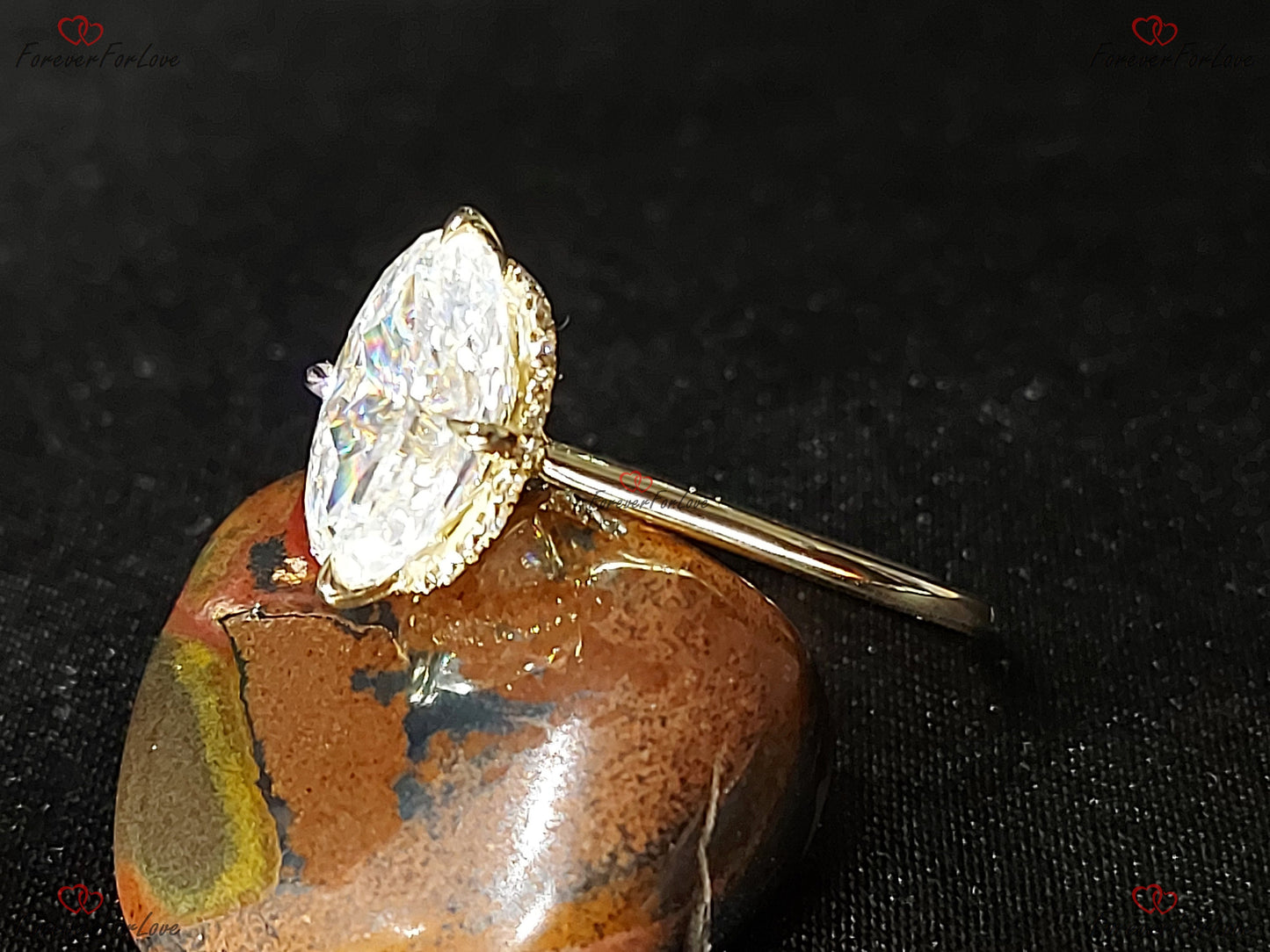 3 Karat ovaler Moissanit-Verlobungsring mit verstecktem Halo Oval cut Moissanite engagement ring in 935 Argentium Silber — custom handcrafted by Forever For Love