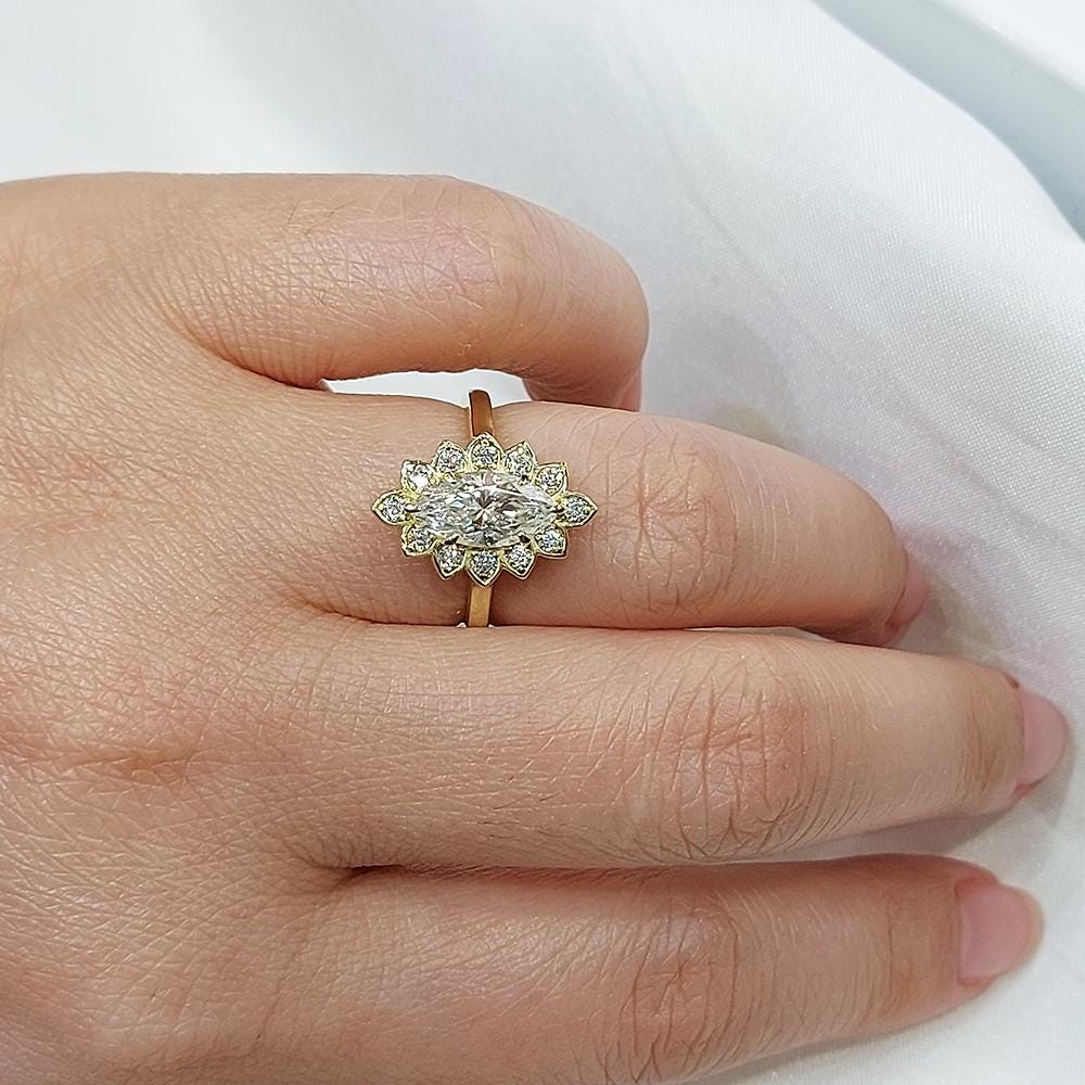 Bague de fiançailles vintage en diamant de laboratoire taille marquise 2 ct Marquise cut 1Ct Moissanite taille brillant engagement ring in Gold or Platinum — custom handcrafted by Forever For Love