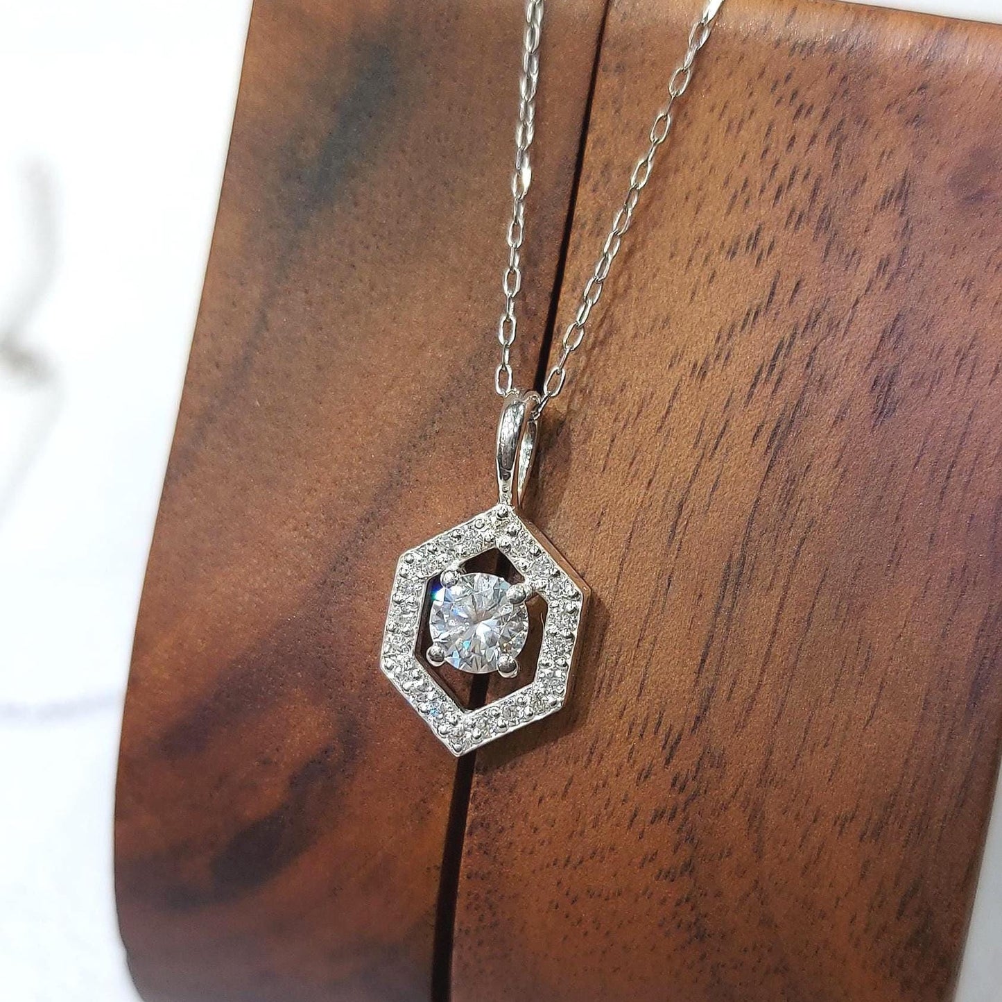 Halskette mit rundem Diamanten, 14 Karat Gelbgold, zierlicher minimalistischer Anhänger, Labordiamanten Damenhalskette, einzigartiges Design, besonderes Geschenk für sie. Moissanite engagement ring in Gold or Platinum — custom handcrafted by Forever For Love