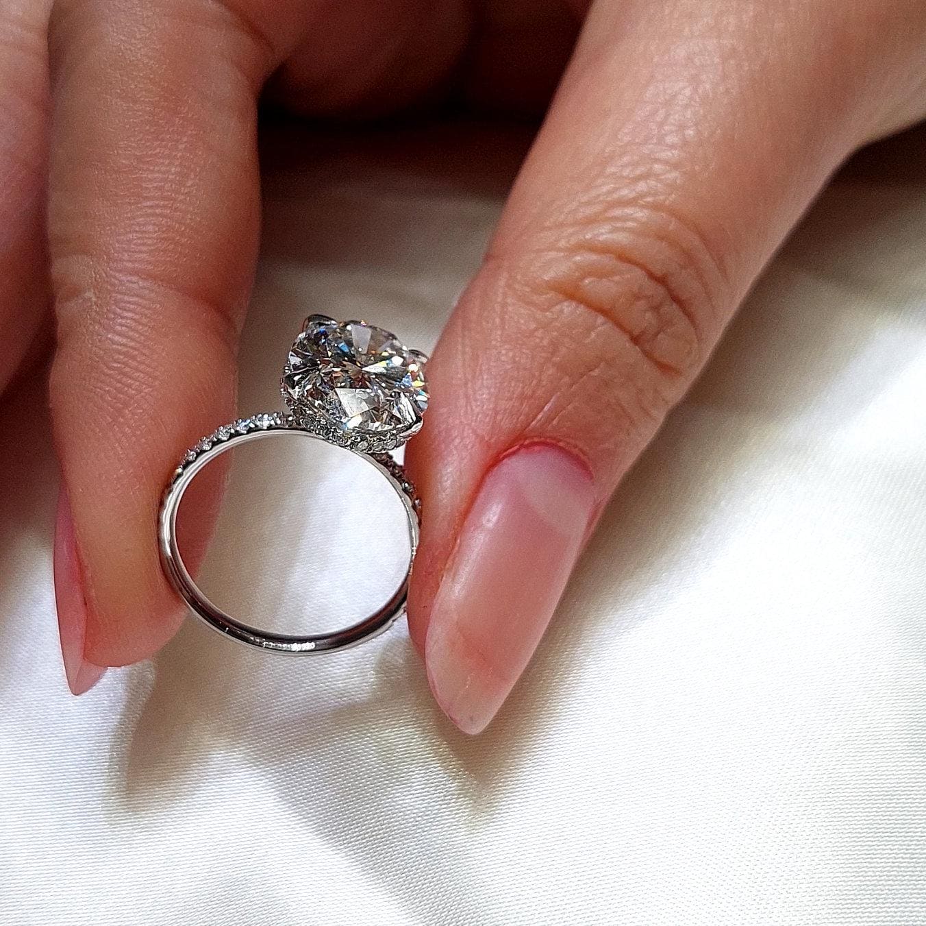 Verlobungsring aus 8 Karat ovalem Moissanit mit verdecktem Pavé Oval cut Moissanite engagement ring in 935er Argentium Silber — custom handcrafted by Forever For Love