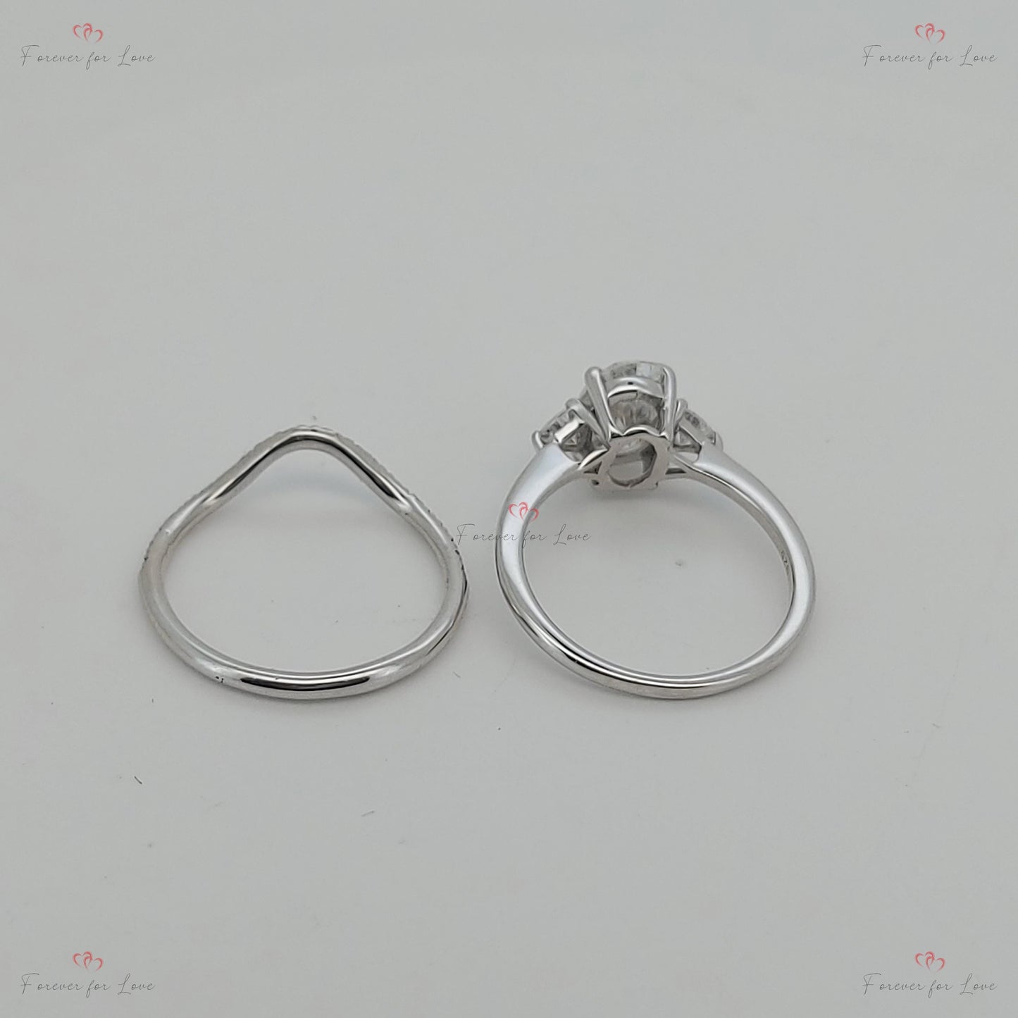 1,5 Karat ovaler Moissanit-Verlobungsring mit Akzentsteinen Oval cut Moissanite engagement ring in 935er Argentium Silber — custom handcrafted by Forever For Love