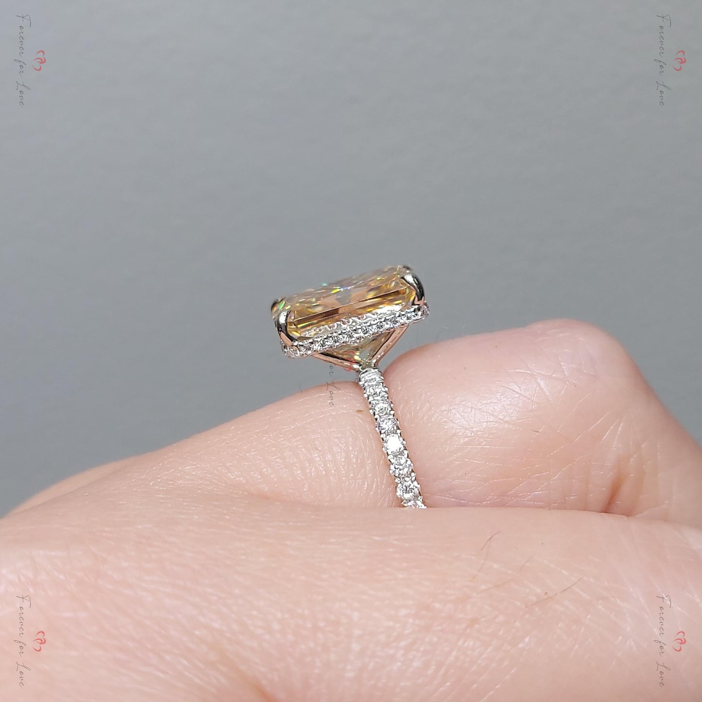 Bague de fiançailles en moissanite jaune taille radiant 4 carats Radiant cut 1Ct Moissanite taille brillant engagement ring in Gold or Platinum — custom handcrafted by Forever For Love