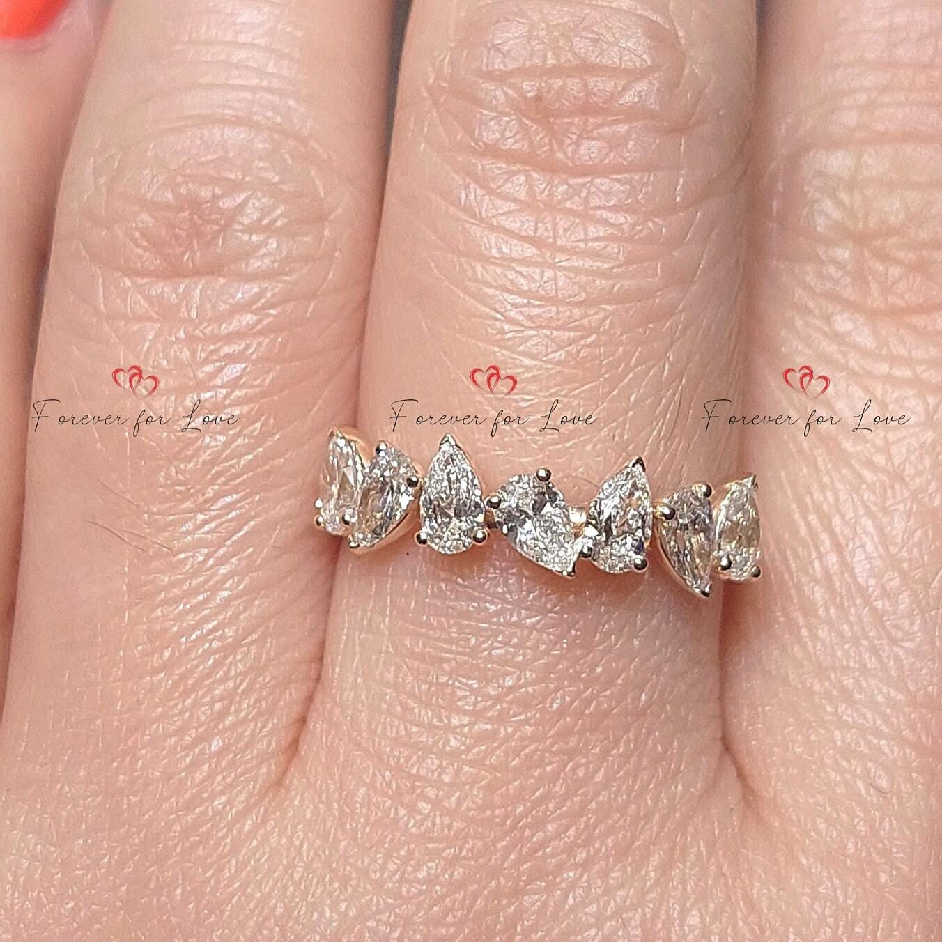 Bague demi-éternité en or massif/platine sertie de diamants de laboratoire taille poire – Bague de mariage ou d'anniversaire avec diamants de laboratoire taille poire. Pear cut Moissanite taille brillant engagement ring in Gold or Platinum — custom handcrafted by Forever For Love