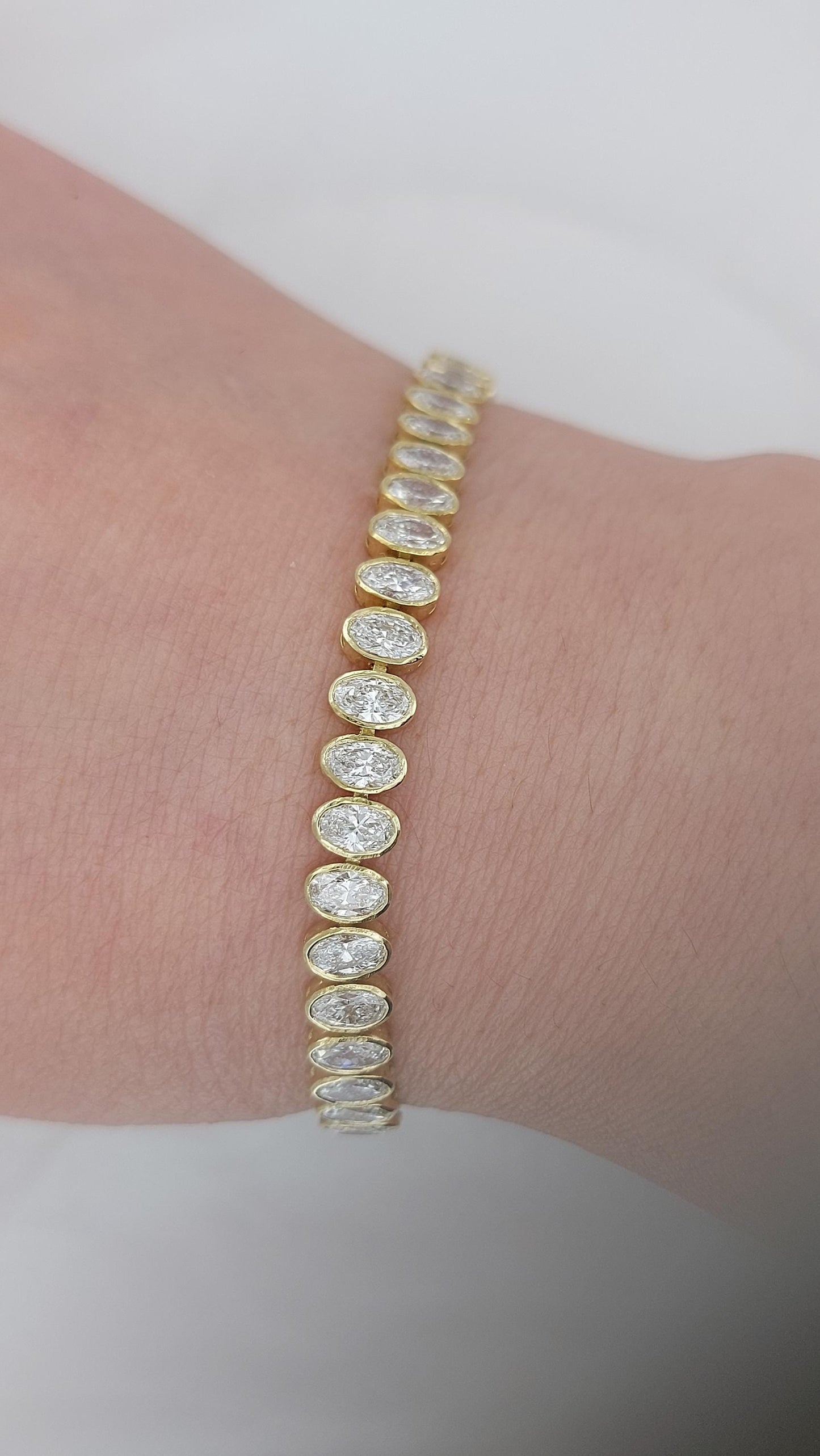 Diamant Tennisarmband mit Lünette 14K Weißgold ovales Tennisarmband, im Labor gezüchtetes Armband, wunderschönes gelbes Diamantarmband, ovales Armband. Moissanite engagement ring in Gold or Platinum — custom handcrafted by Forever For Love
