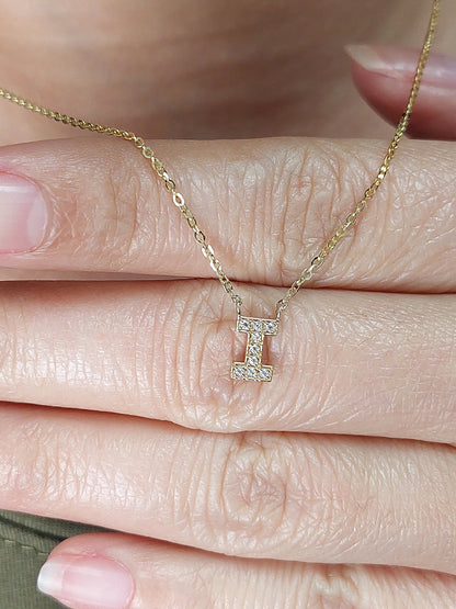 Initial-Halskette, 14 Karat Gelbgold, zierlicher minimalistischer Diamant-Anhänger, Damen-Halskette mit echten Diamantbuchstaben, Geburtstagsgeschenk für sie.