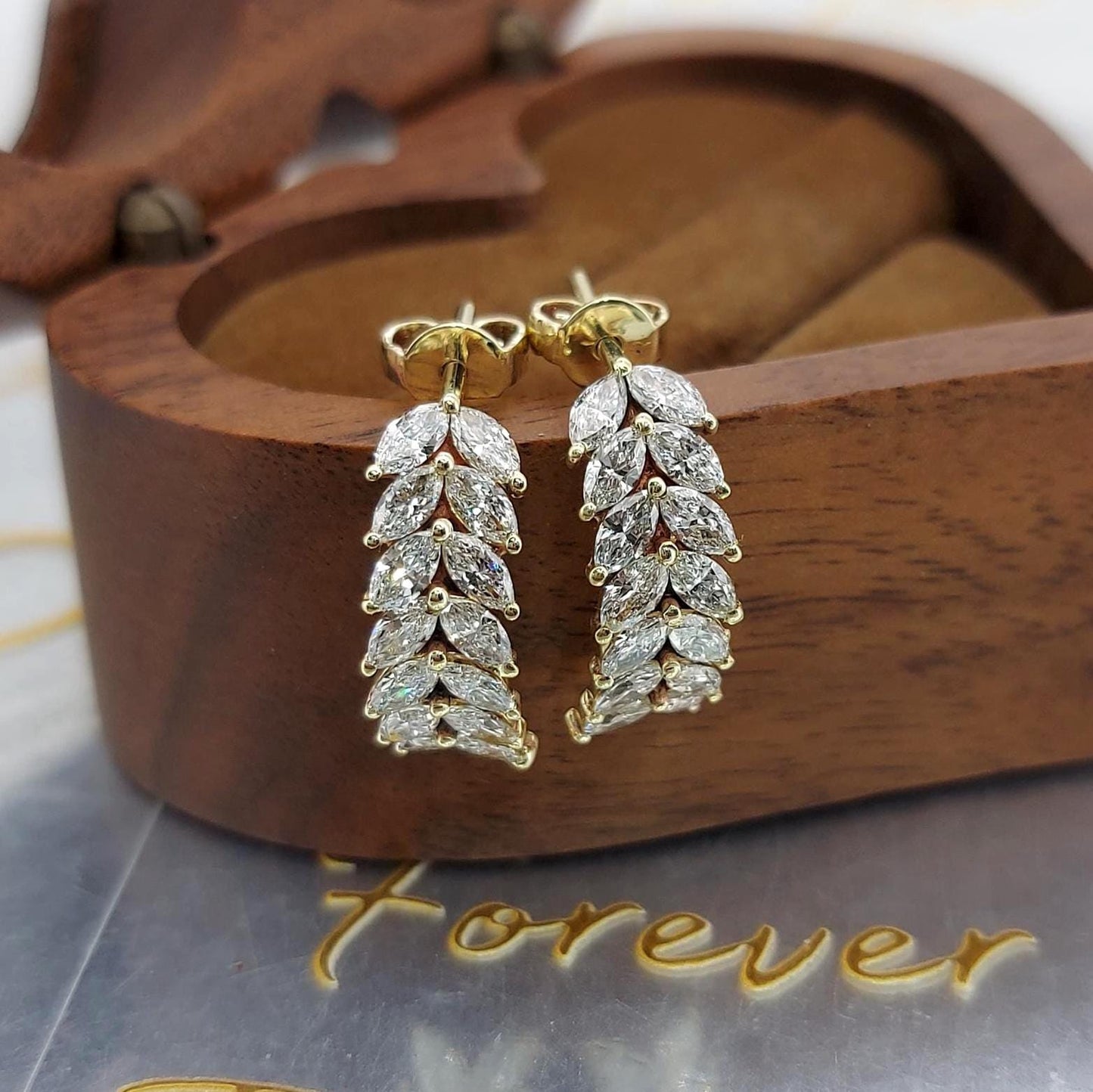 1.00 Karat Marquise Labor-Diamant Blätter Ohrringe – Geschwungene Cluster Gold Ohrringe, Alltags-Ohrringe, Labor-Diamant-Ohrringe, Perfektes Geschenk Moissanite engagement ring in Gold or Platinum — custom handcrafted by Forever For Love