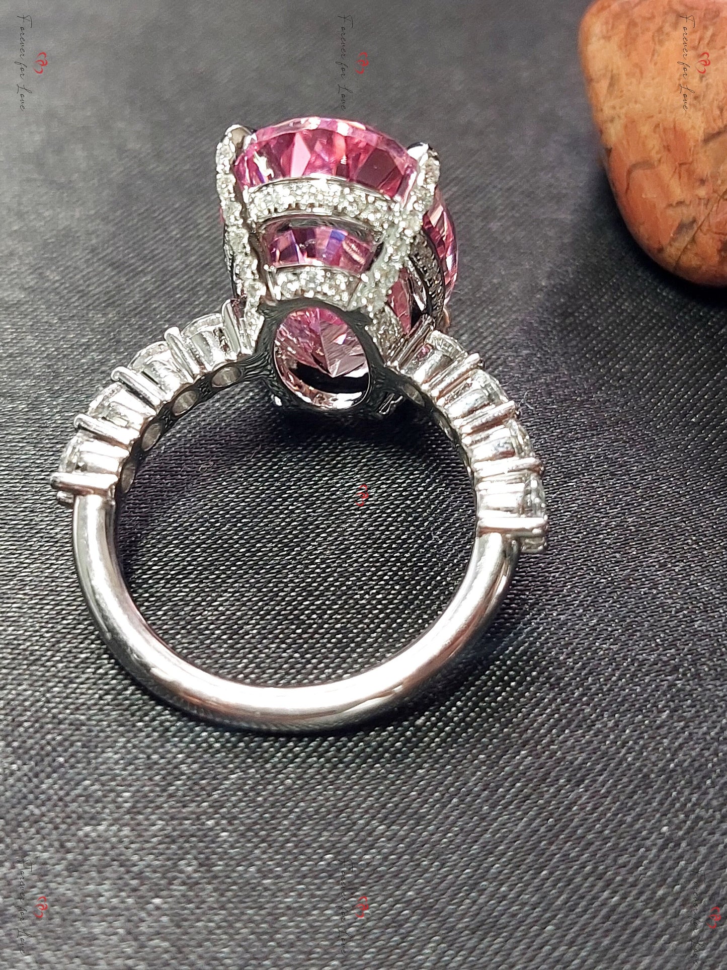 Bague de fiançailles avec saphir rose ovale de 10 carats Oval cut 1Ct Saphir naturel engagement ring in Gold or Platinum — custom handcrafted by Forever For Love