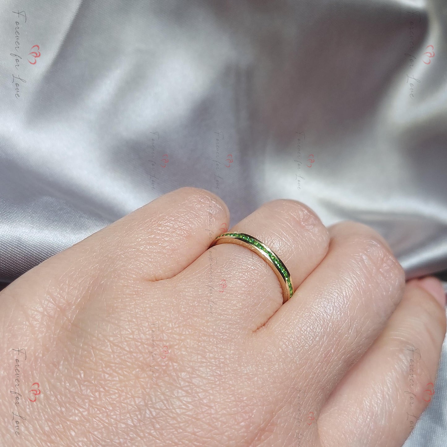 Ehering mit natürlichen Smaragden und Pavé-Diamanten Emerald cut Moissanite engagement ring in 935 Argentium Silber — custom handcrafted by Forever For Love