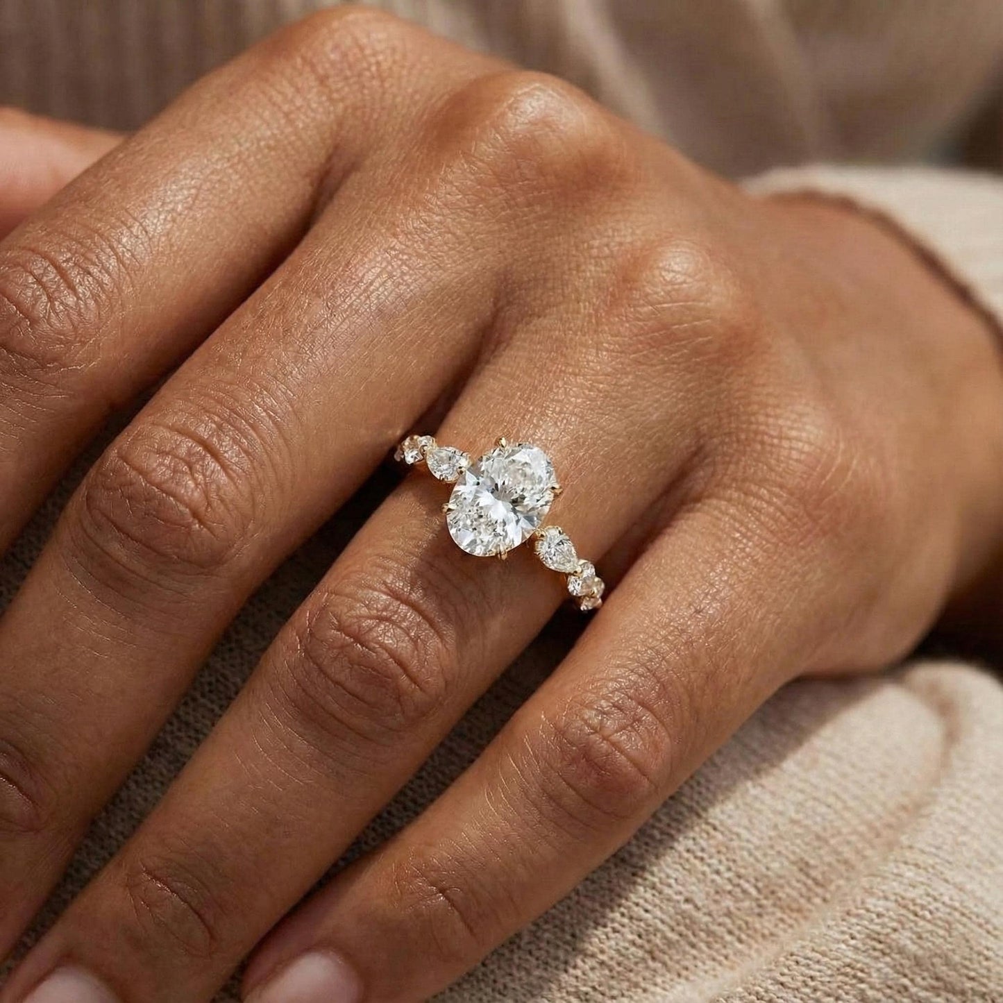 Bague de fiançailles en diamant de laboratoire ovale certifié IGI de 2,5 carats Oval cut 1Ct Moissanite taille brillant engagement ring in Gold or Platinum — custom handcrafted by Forever For Love