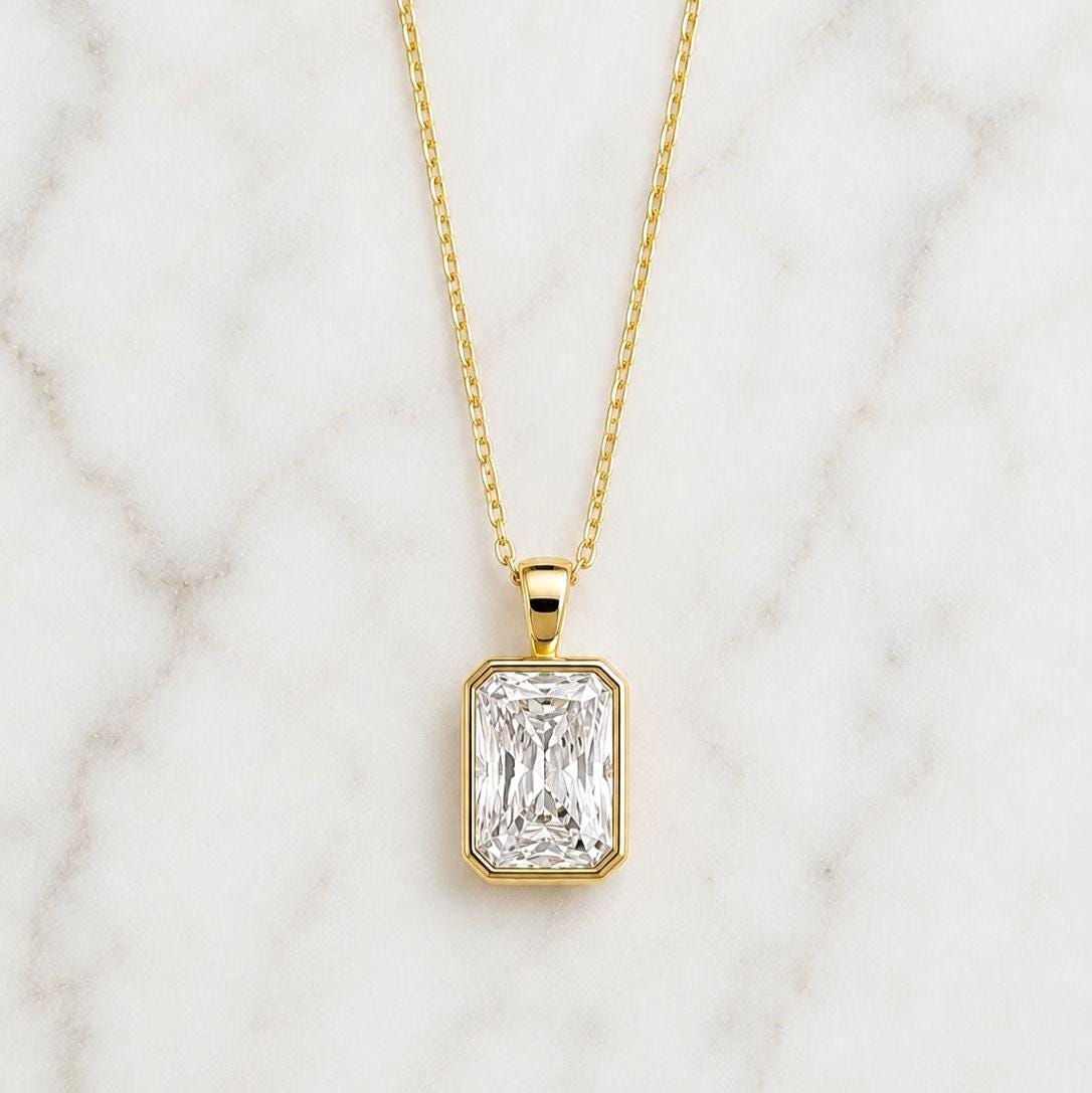 Pendentif solitaire avec chaîne en or jaune 14 carats, diamant radiant de 2 carats E/VVS2 certifié IGI, serti clos, diamant de laboratoire, cadeau parfait Moissanite engagement ring in Gold or Platinum — custom handcrafted by Forever For Love