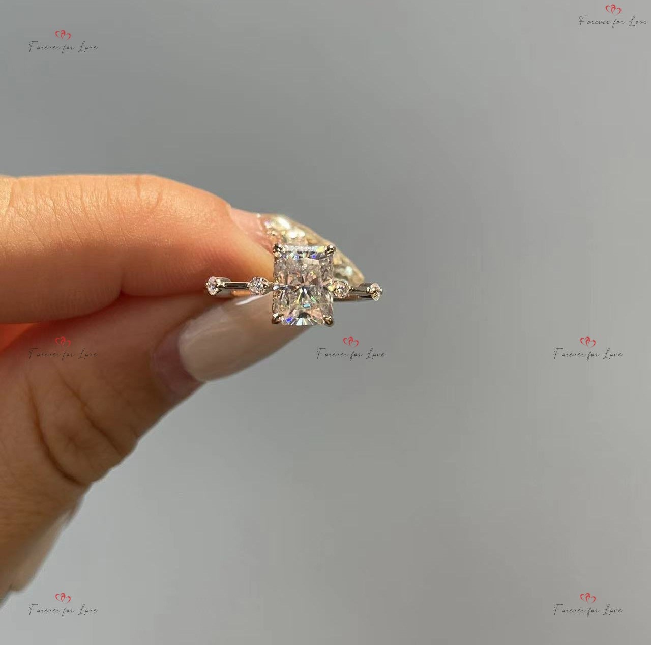 1 Karat strahlender Moissanit-Verlobungsring Radiant cut Moissanite engagement ring in 935er Argentium Silber — custom handcrafted by Forever For Love