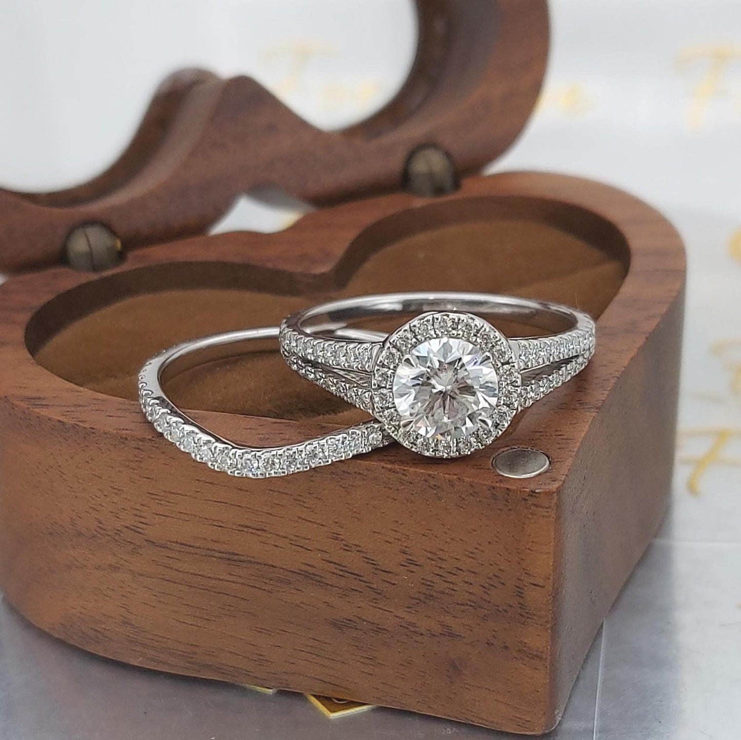 1,7 Karat IGI-zertifiziertes runder Labordiamant Hochzeits-Brautset Round cut Moissanite engagement ring in 935 Argentium Silber — custom handcrafted by Forever For Love