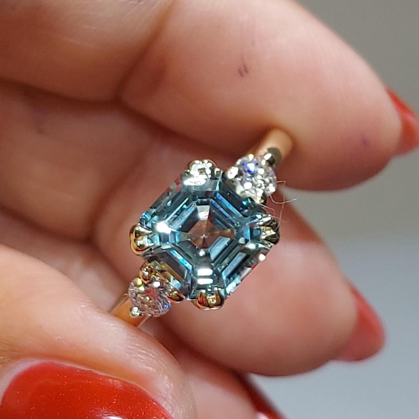 4 Karat grüner Saphir-Verlobungsring mit drei Steinen Round cut Moissanite engagement ring in Gold or Platinum — custom handcrafted by Forever For Love