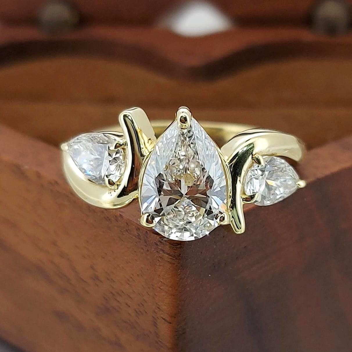 2,2 Karat IGI zertifizierter Birnen-Labor-Diamant Drei-Stein-Ring Pear cut Moissanite engagement ring in Gold or Platinum — custom handcrafted by Forever For Love