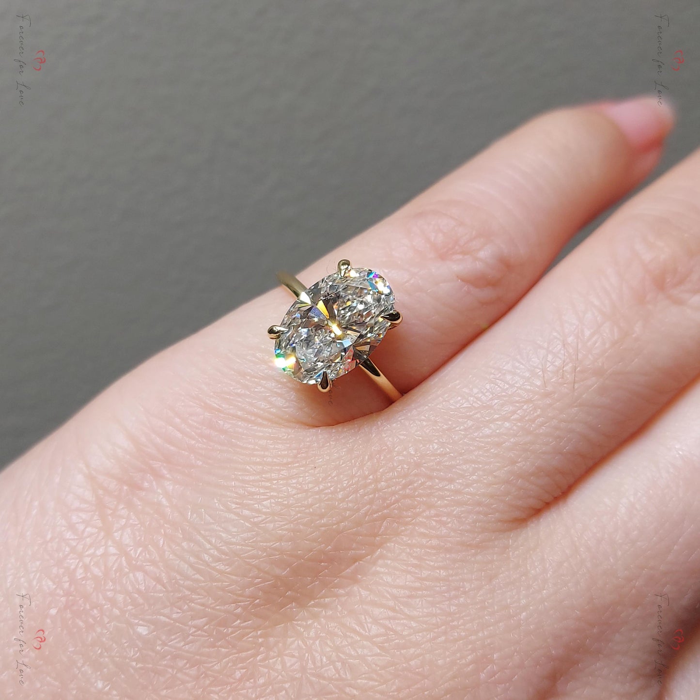 Solitärring mit ovalem Labor-Diamant, 4,5 ct, D VVS2 Oval cut Moissanite engagement ring in 935 Argentium Silber — custom handcrafted by Forever For Love