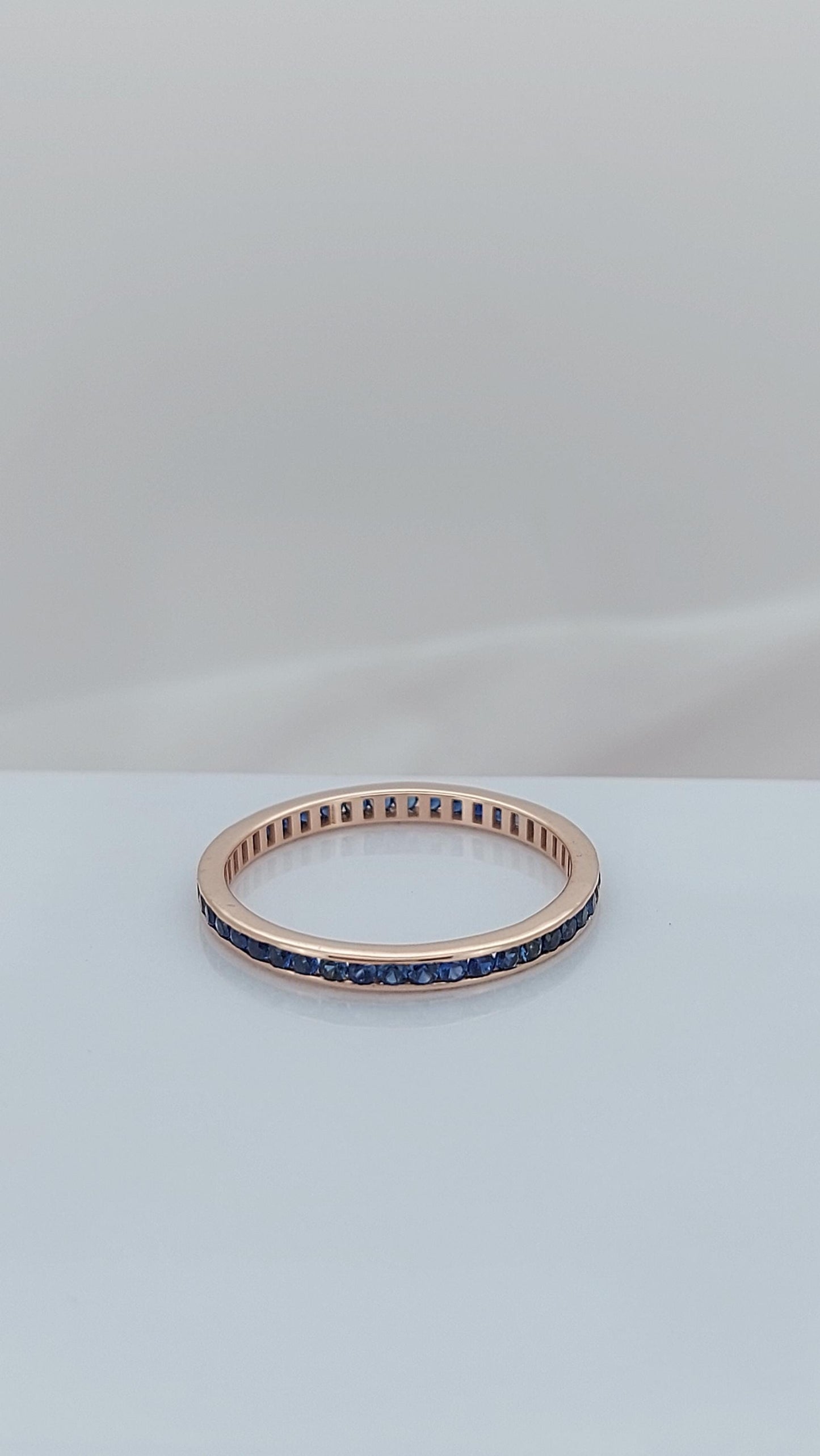 Runder blauer Saphir Voll Eternity Ring Round cut Moissanite engagement ring in 935 Argentium Silber — custom handcrafted by Forever For Love