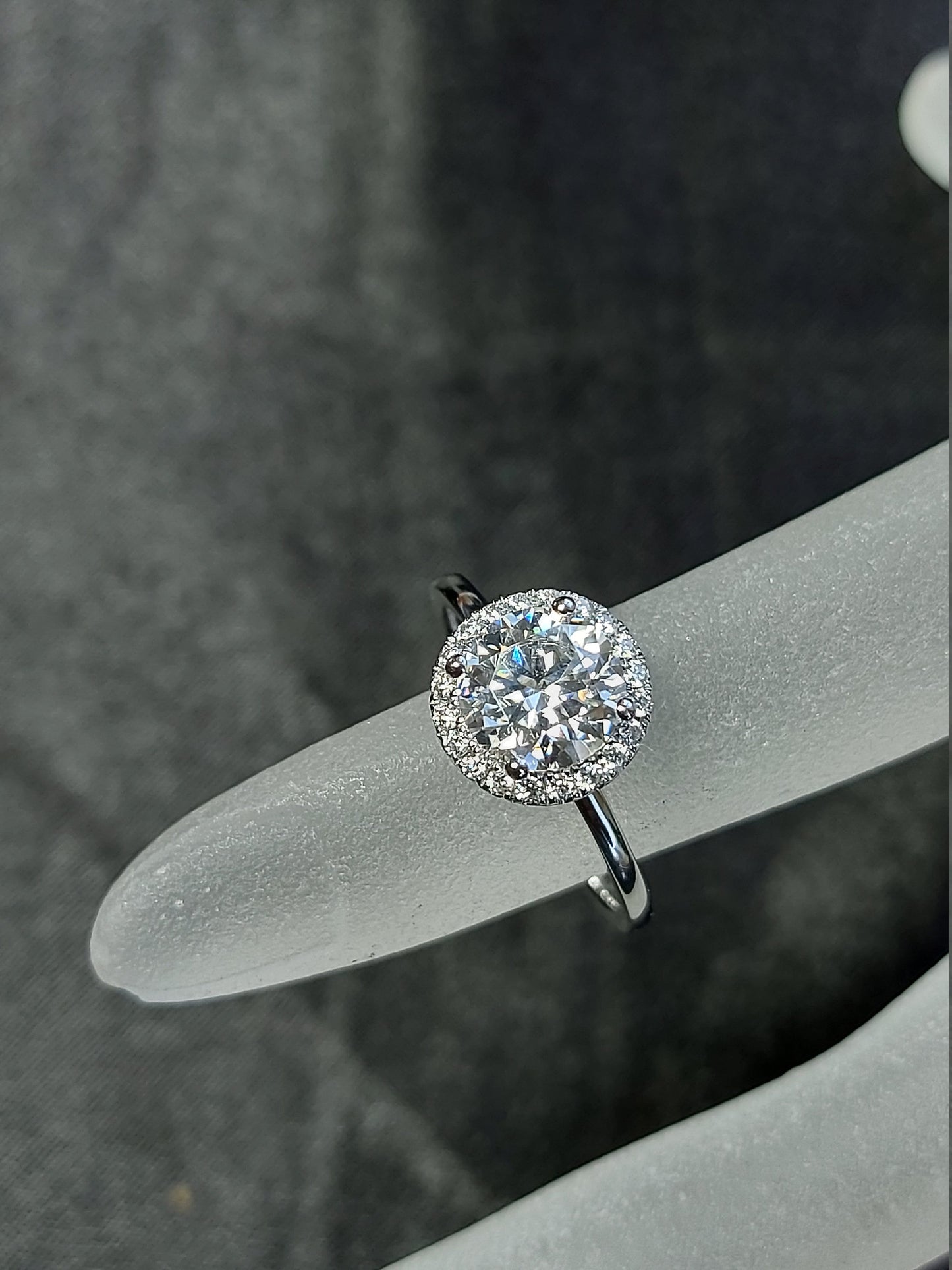 2 Karat runder Moissanit-Verlobungsring, 14K Roségoldring, runder Halo-Ring, Ehering, Brautring Round cut Moissanite engagement ring in 935er Argentium Silber — custom handcrafted by Forever For Love