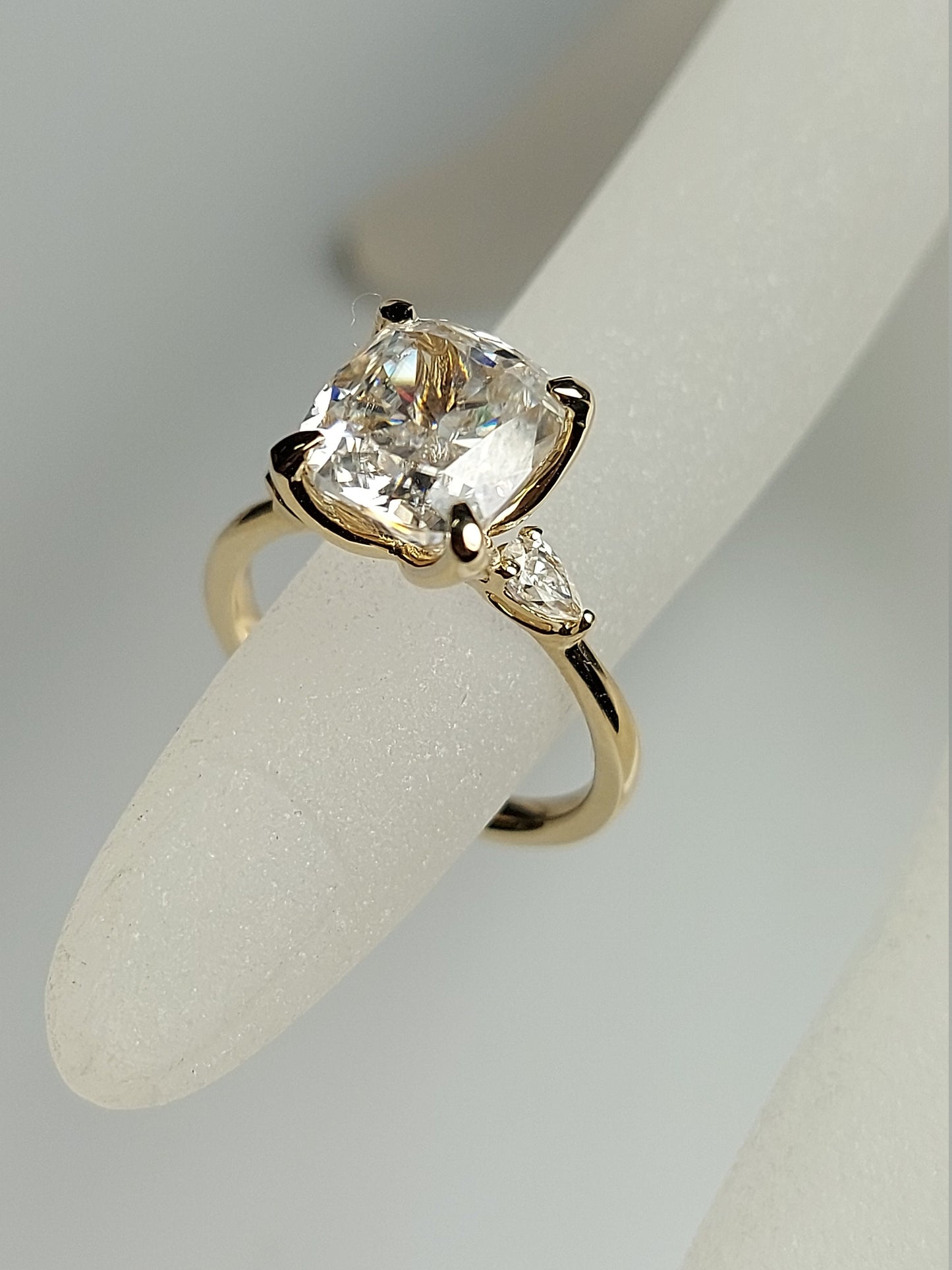 Bague de fiançailles taille coussin de 3,5 carats, bague de fiançailles en moissanite de 3,5 carats en or massif, bague de fiançailles en diamant allongée, bague de fiançailles moderne. Cushion cut 1Ct Moissanite taille brillant engagement ring in Gold or Platinum — custom handcrafted by Forever For Love