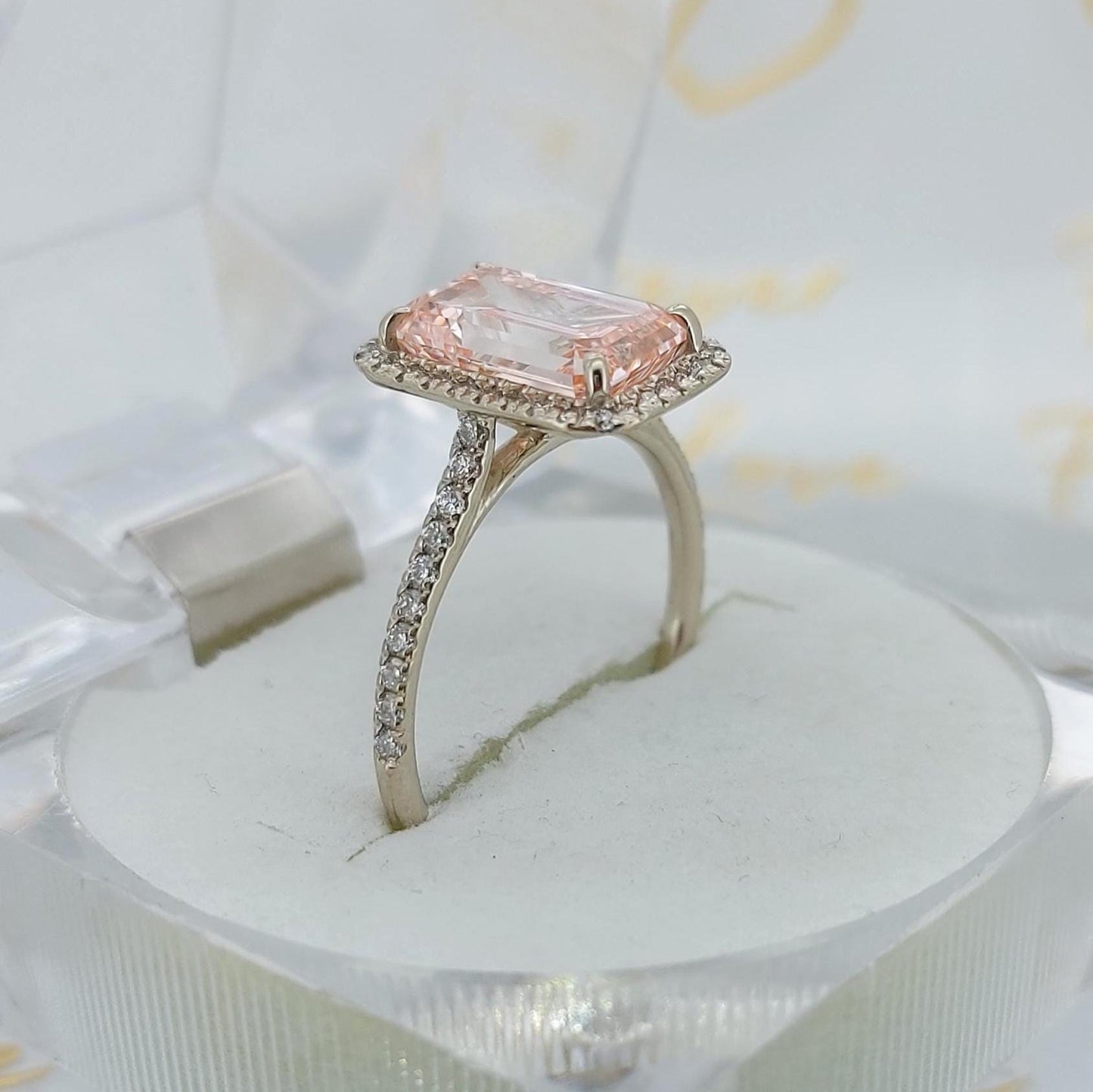 2,7 Karat IGI-zertifizierter Solitär-Verlobungsring mit Smaragd-Labor-Diamant Emerald cut Moissanite engagement ring in 935er Argentium Silber — custom handcrafted by Forever For Love