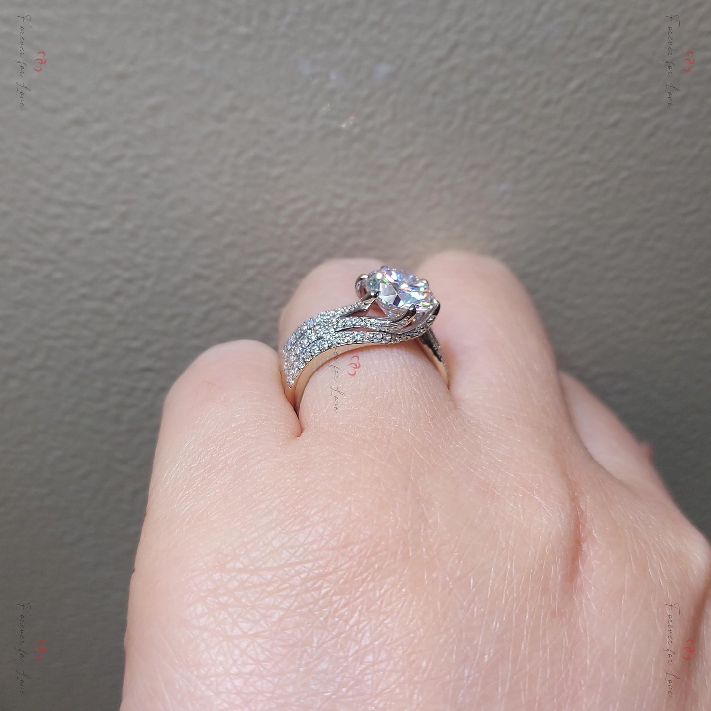 4 Karat runder Moissanit Solitär Verlobungsring Round cut Moissanite engagement ring in 935er Argentium Silber — custom handcrafted by Forever For Love