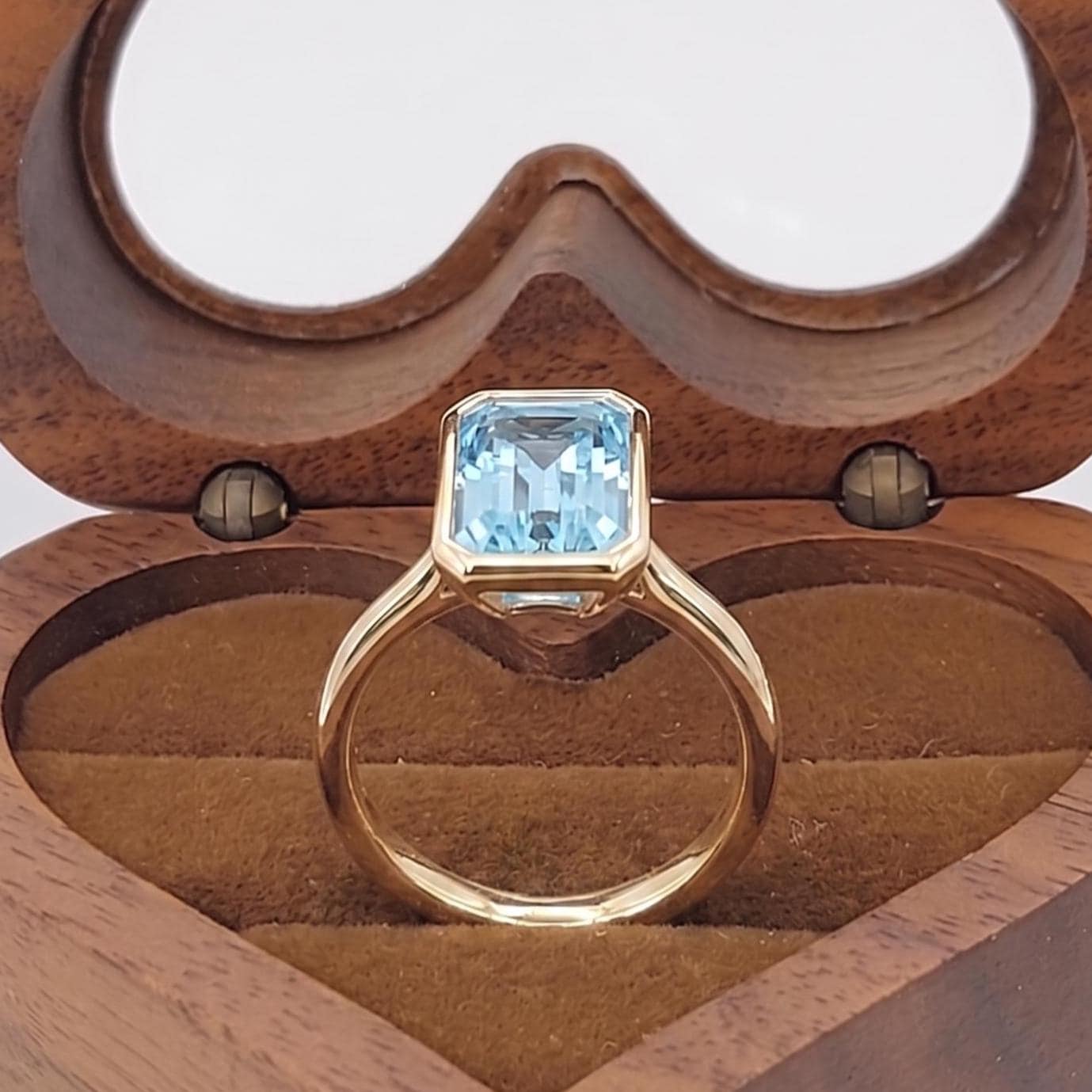 Bague de Fiançailles en Émeraude et Aigue-marine de 3 carats Emerald cut 1Ct Aigue-marine naturelle engagement ring in Gold or Platinum — custom handcrafted by Forever For Love