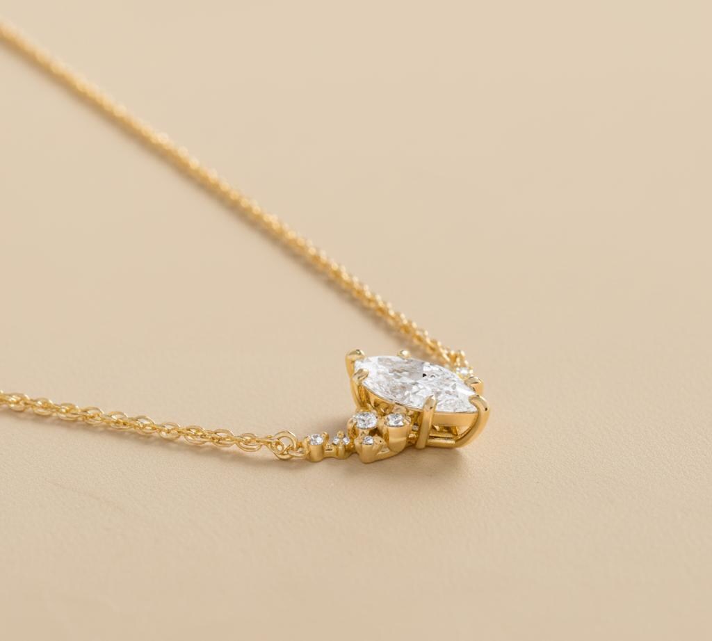 Pendentif en diamant taille marquise, IGI certifié 1,5 carat, couleur E, pureté VVS2, or jaune 14 carats, diamant de laboratoire Moissanite engagement ring in Gold or Platinum — custom handcrafted by Forever For Love