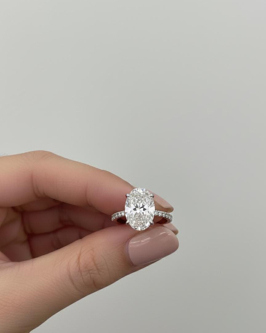 Bague de fiançailles ovale 5,5 carats avec diamant de laboratoire et halo caché Oval cut 1Ct Moissanite taille brillant engagement ring in Gold or Platinum — custom handcrafted by Forever For Love